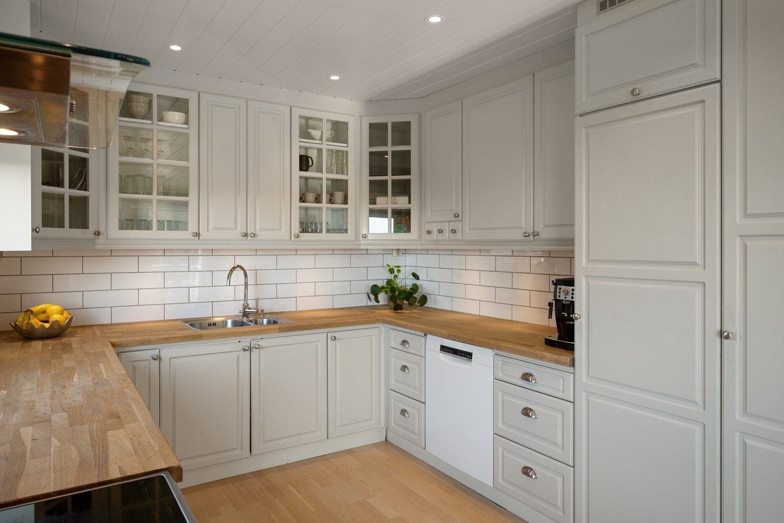 Vegger over benkeplatene er flislagte, praktisk ved matlaging. Galleribilde