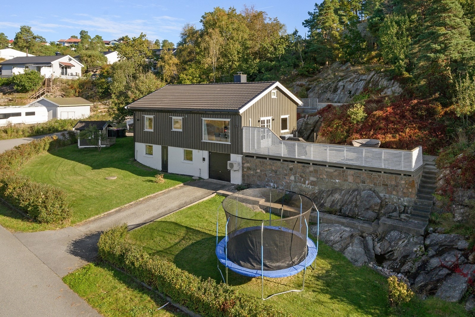 En pen enebolig over to plan med integrert garasje, oppført i 1964. Galleribilde