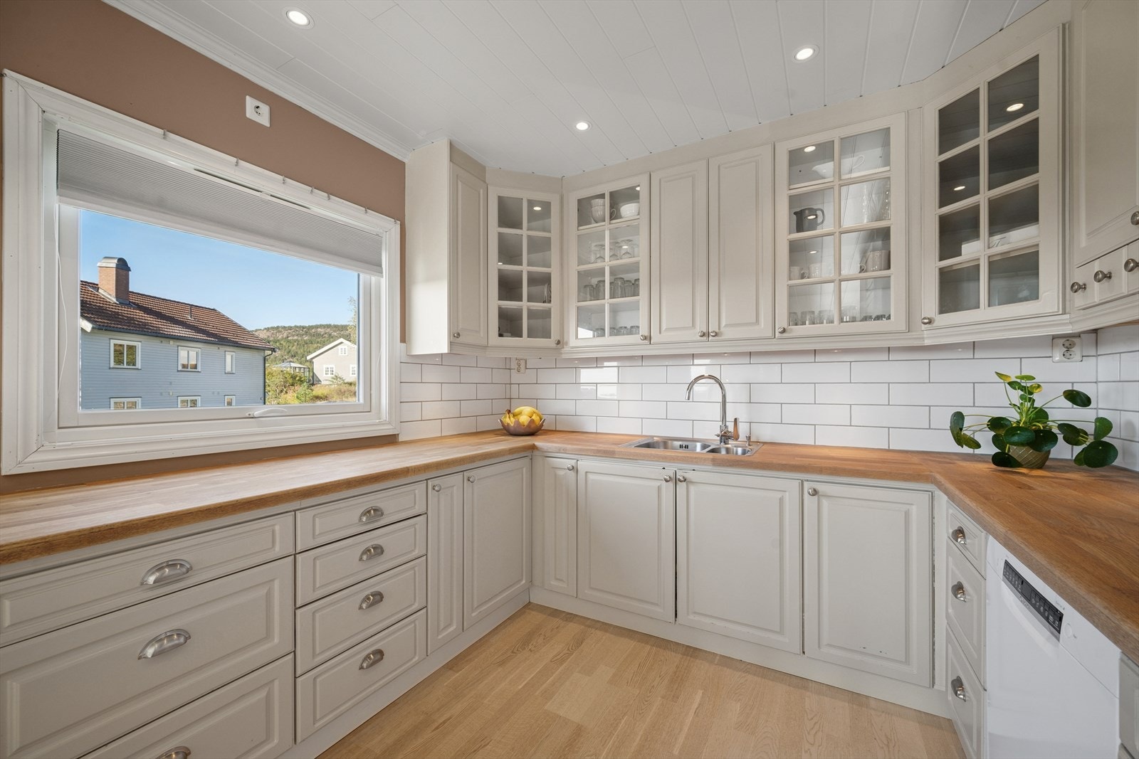 Kjøkkenet er innredet i en praktisk form og har godt med skap- og benkeplass. Galleribilde