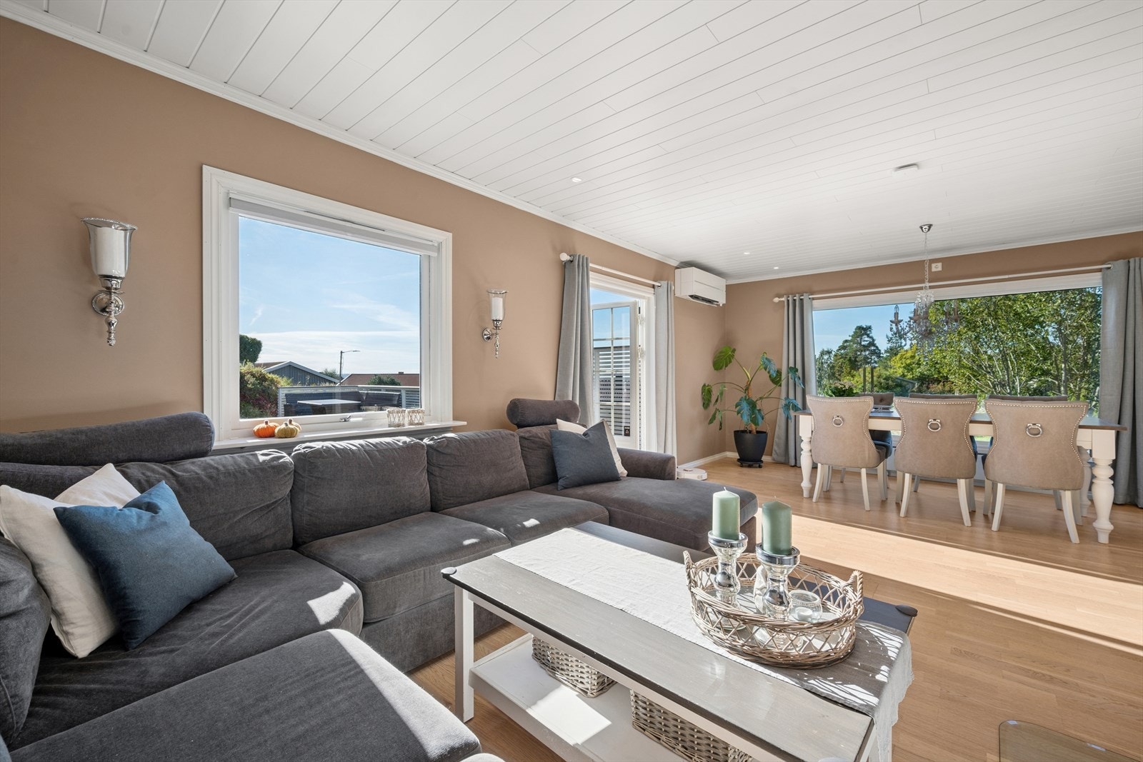 I stuen er flere store vindusflater som slipper inn mye naturlig lys og skaper en god atmosfære i rommet med fin utsikt. Galleribilde