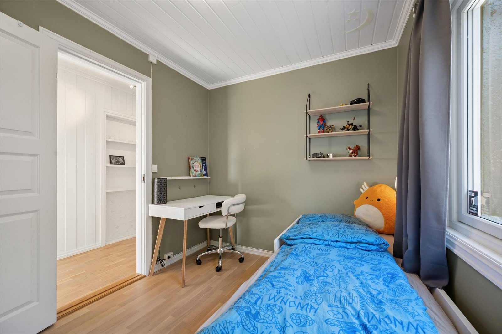 Øvrige soverommet er praktisk utført med plass til seng, tilhørende møblement og skrivebord. Galleribilde