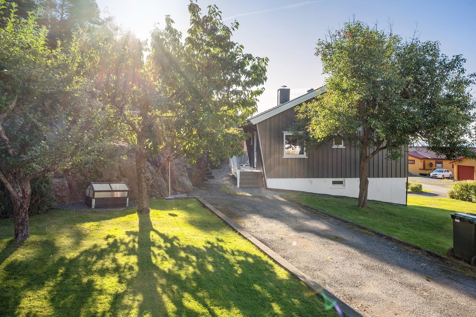 Parkering i integrert garasje og gode parkeringsmuligheter på tomten. Galleribilde