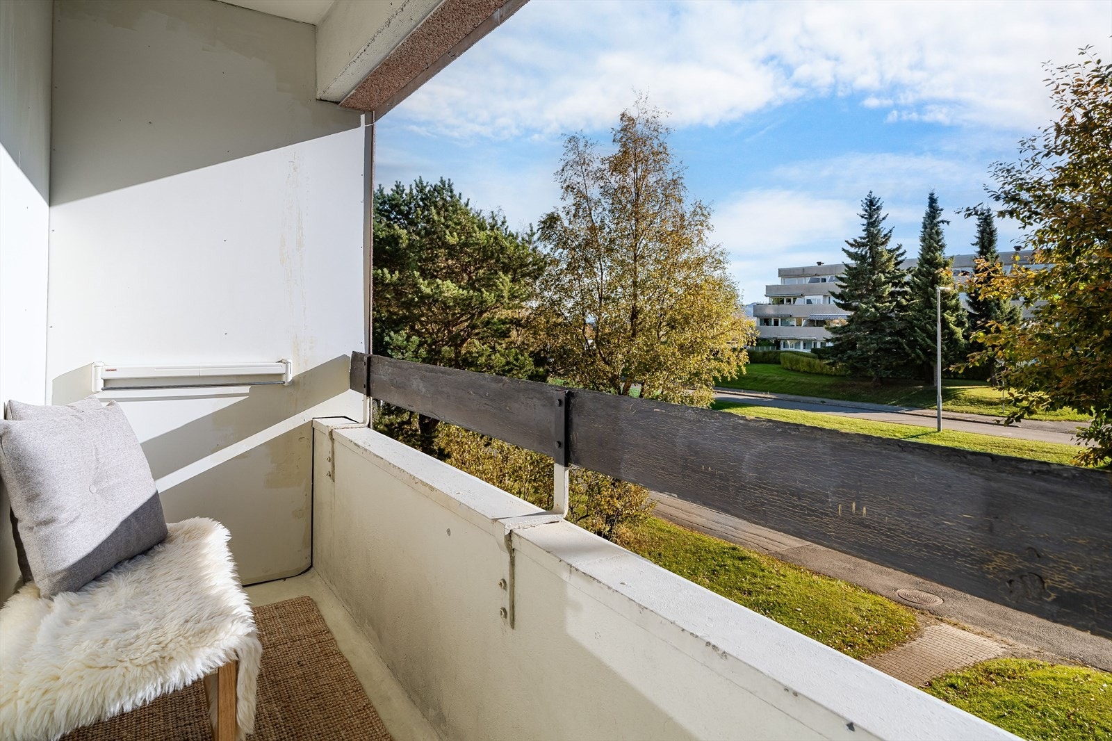 Balkongen på cirka 3 kvm har utgang fra soverommet og vender mot sør. Her kan du nyte morgenkaffen mens sola står opp. Galleribilde