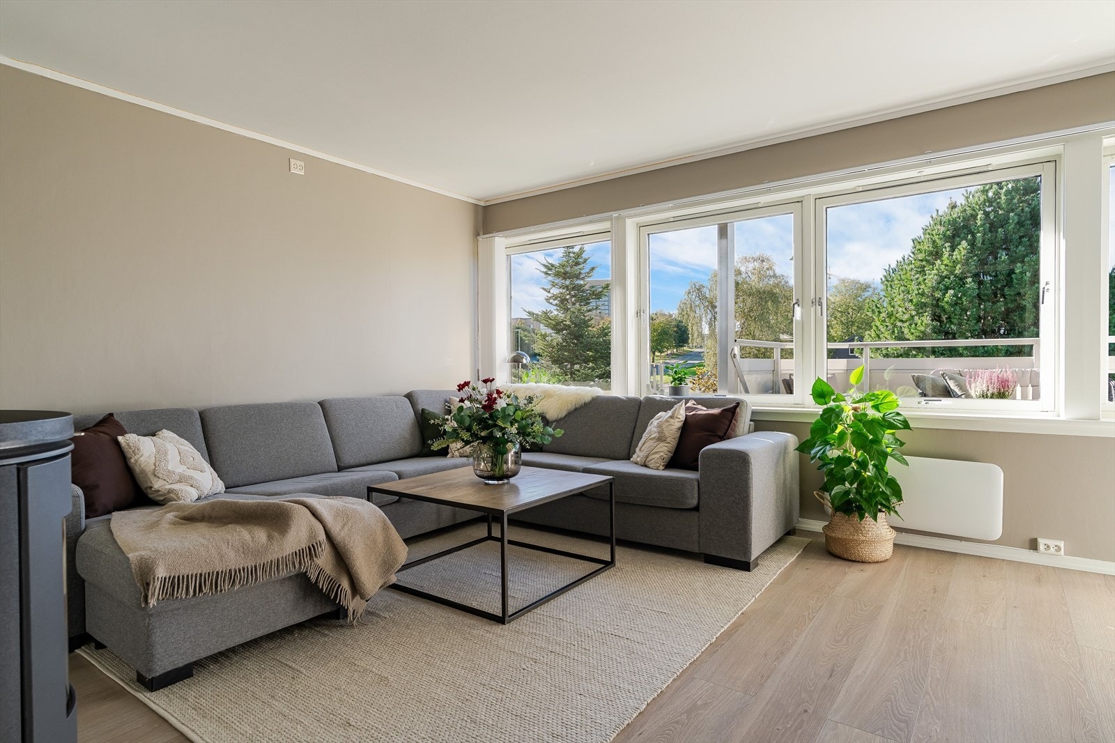 Rommet har god plass til sofagruppe og får rikelig med naturlig lys fra store vinduer. Galleribilde