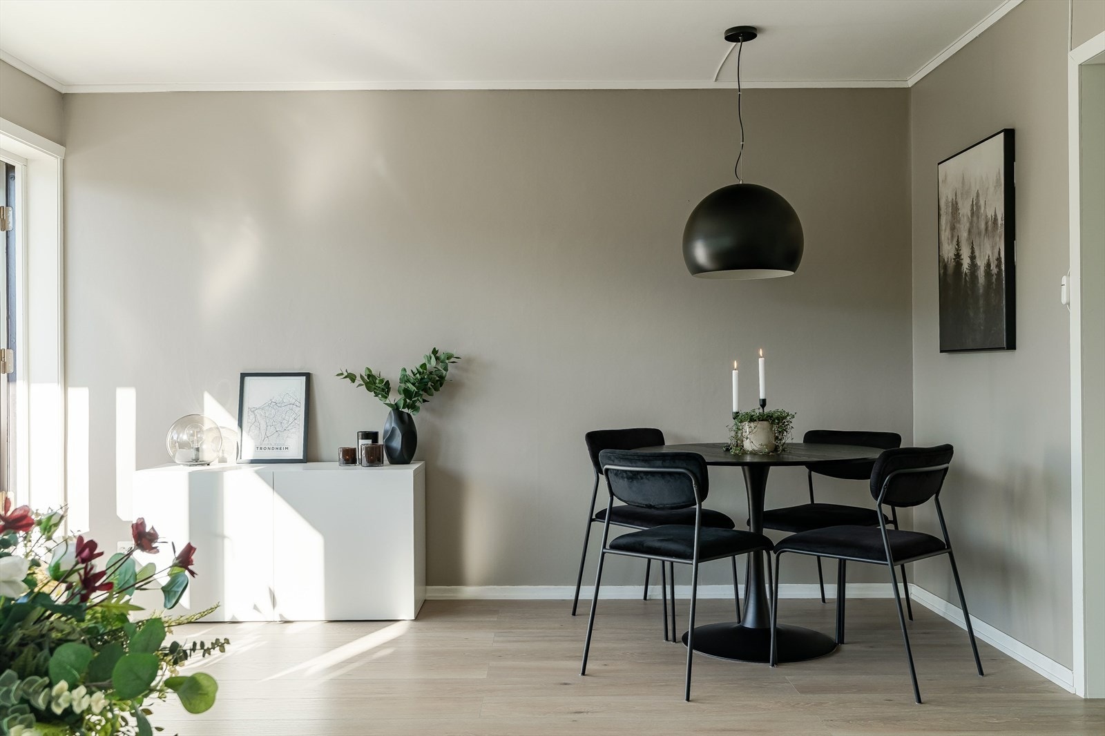 Spisebordet finner sin naturlige plass i hjørnet mot entréen, hvor det er plass til 4-8 personer. Galleribilde