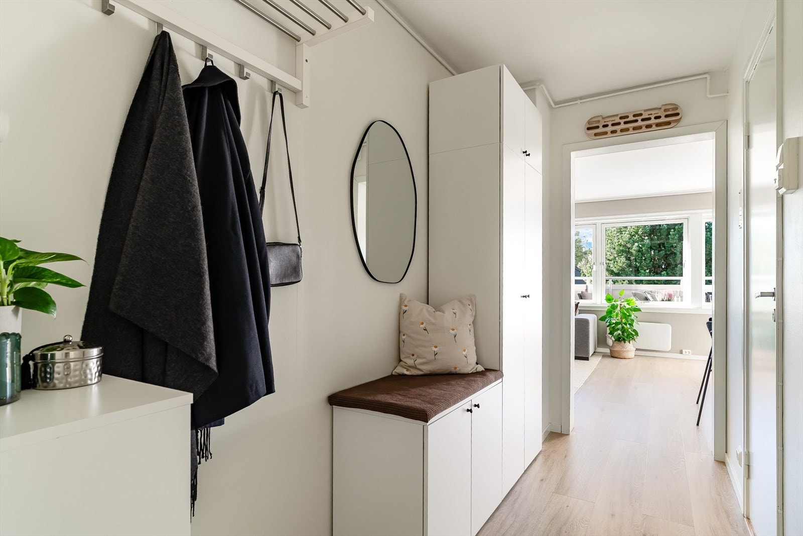 Entré/gang er på 4,7 kvm. Den gir gode muligheter for oppbevaring av yttertøy og sko. I tillegg følger det med tre boder som gir ekstra lagringsmuligheter. Galleribilde