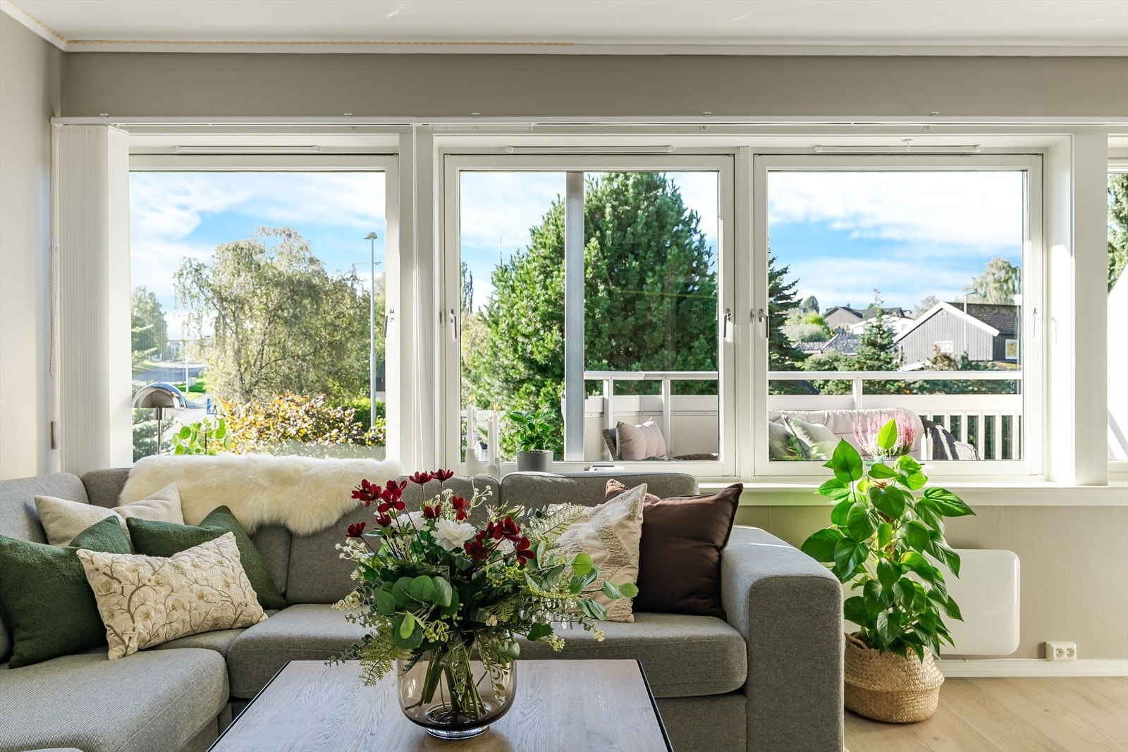 Store vinduer gir stuen rikelig med dagslys. Galleribilde