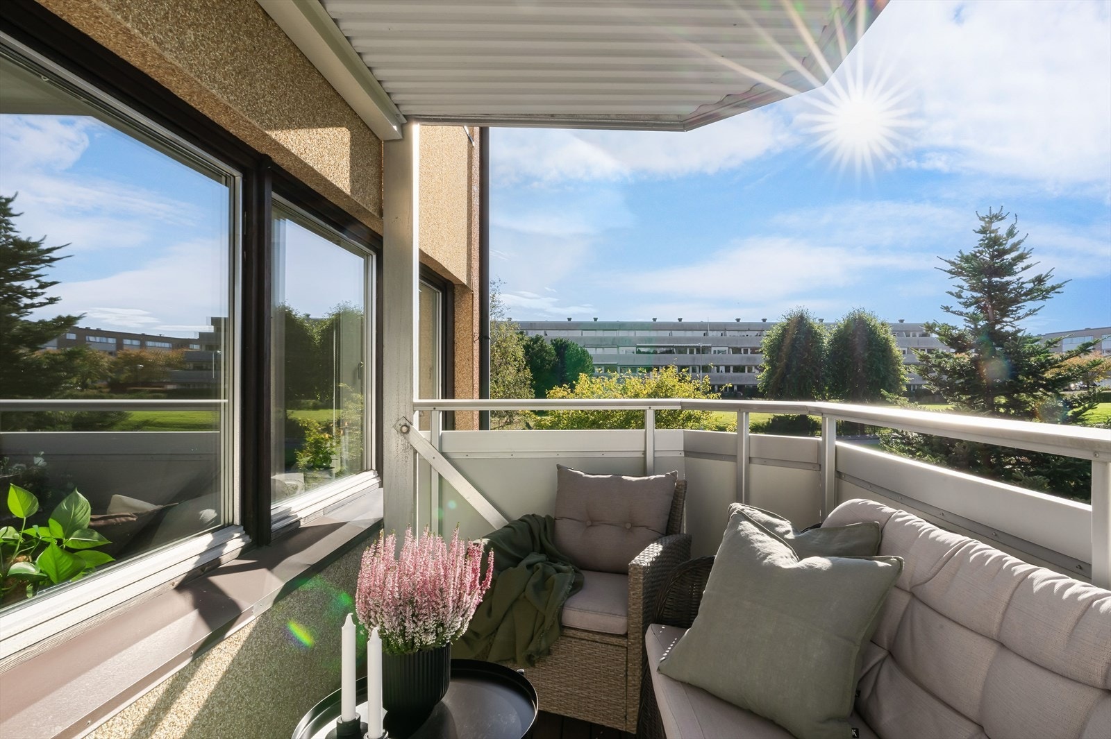 Vestvendt balkong med flotte solforhold og usjenert beliggenhet. Galleribilde