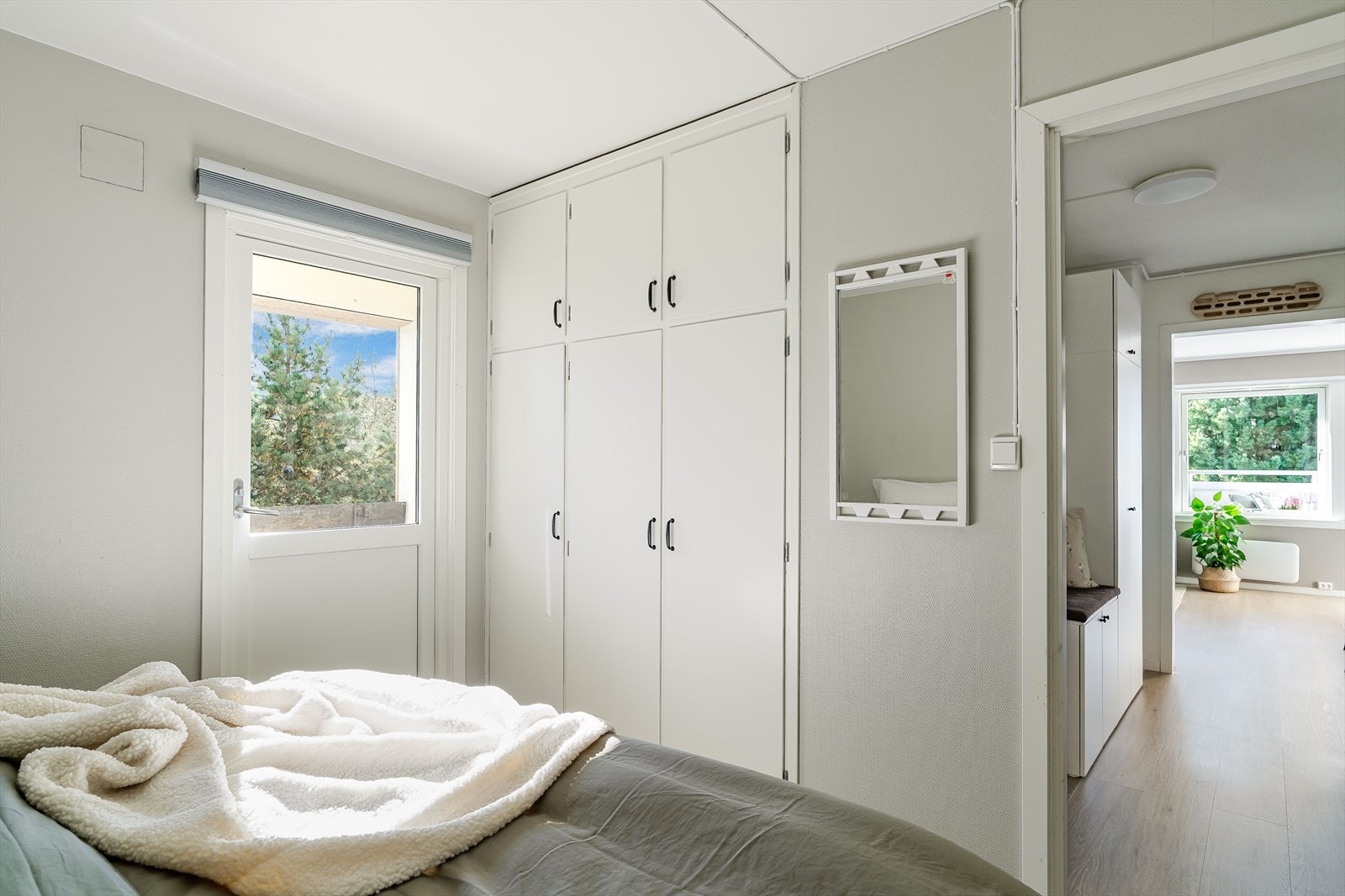 Rommet har innebygde skapløsninger og direkte utgang til en sørvendt balkong. Galleribilde