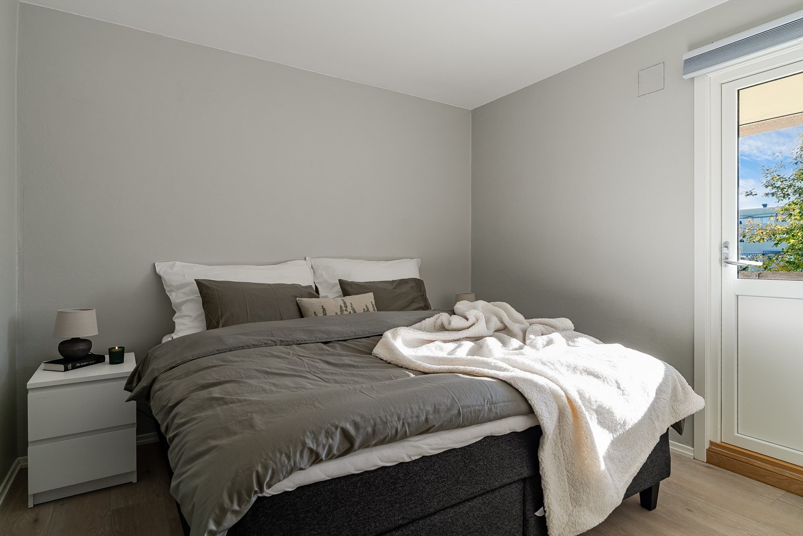 Boligens soverom ligger i motsatt ende av stuen, til venstre for entréen og er på 10 kvm. Galleribilde