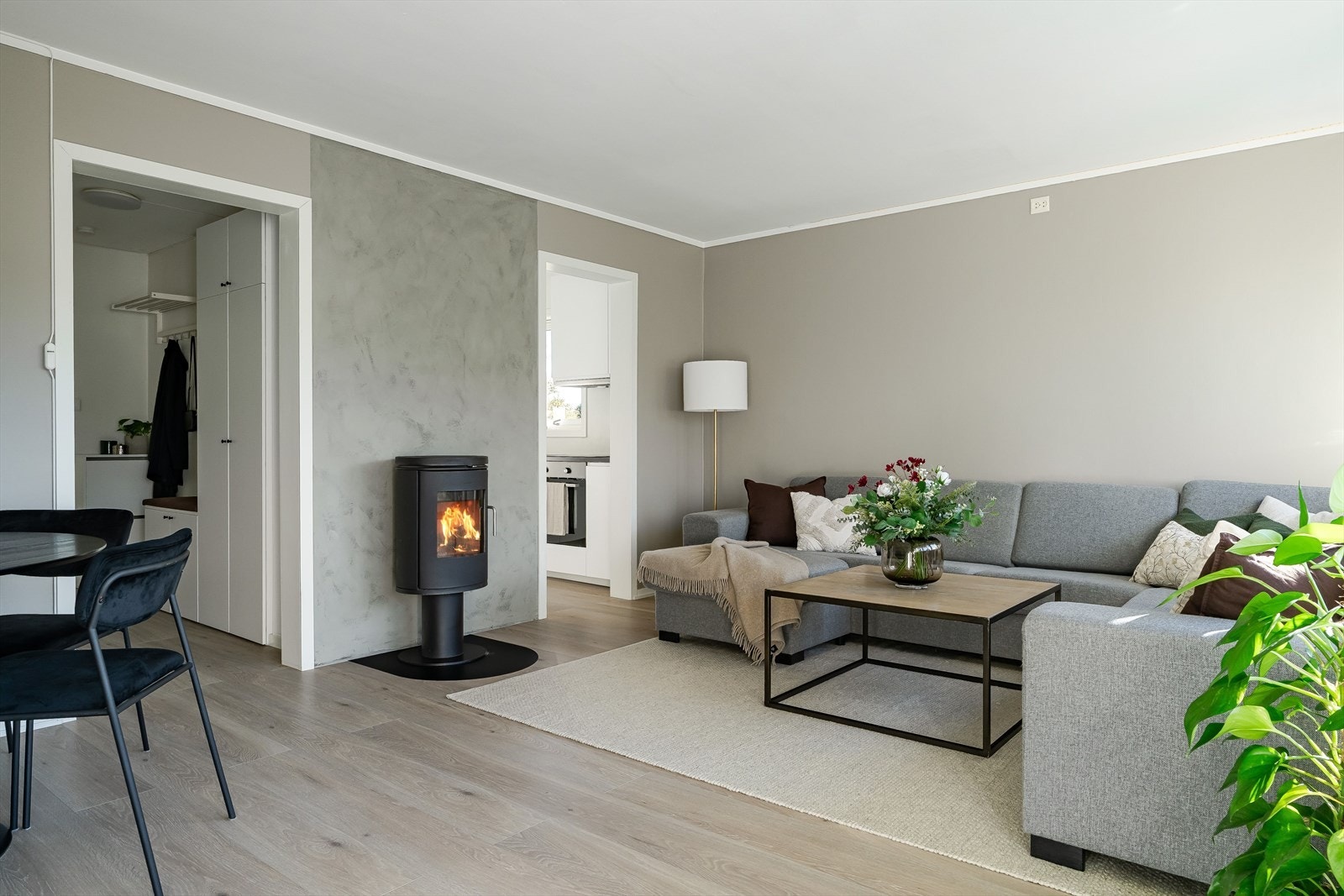 Kommunale avgifter, TV, internett m.m. er inkludert i de månedlige felleskostnadene. Galleribilde