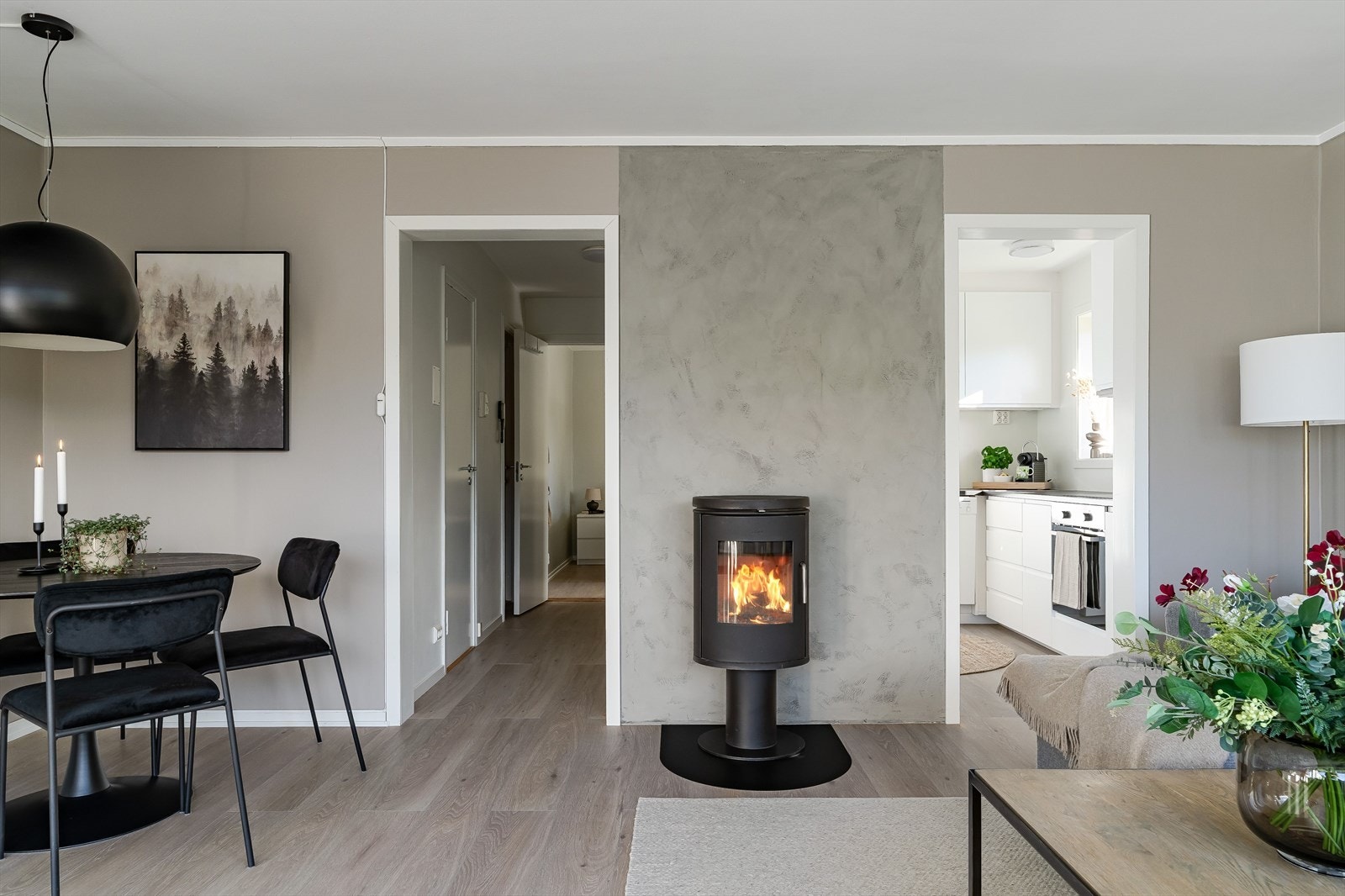 Kjøkkenet er smart plassert litt tilbaketrukket fra stuen, noe som gir en optimal utnyttelse av boligens areal. Galleribilde