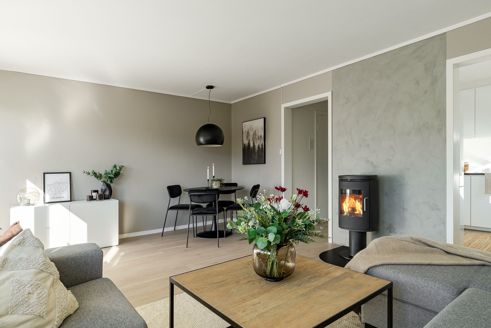 Stuen er på 21,5 kvm og har en nyere peis som gir både varme og en lun atmosfære på kjølige dager. Galleribilde