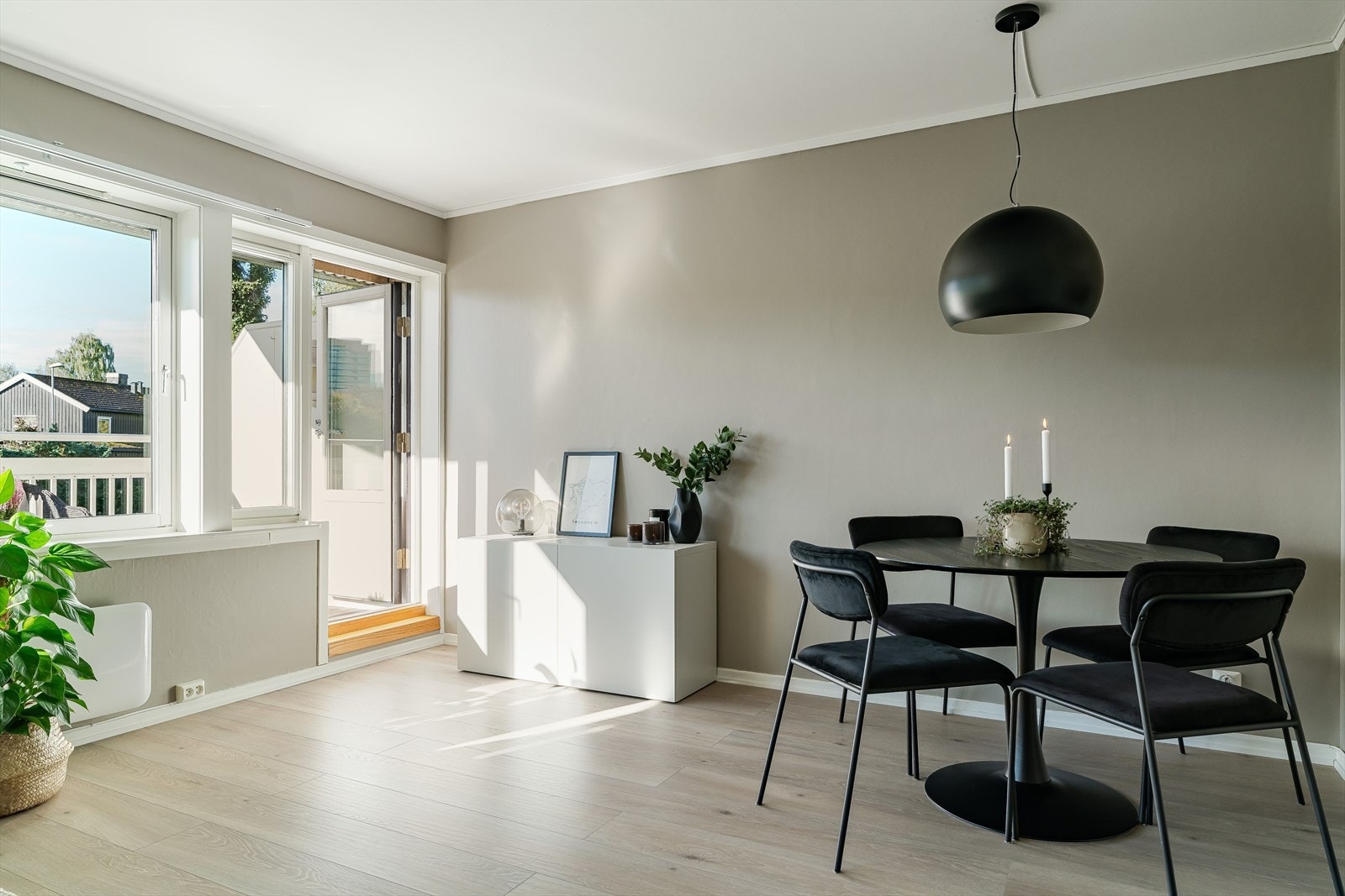 Fra stuen er det direkte utgang til balkongen som har gode solforhold. Galleribilde