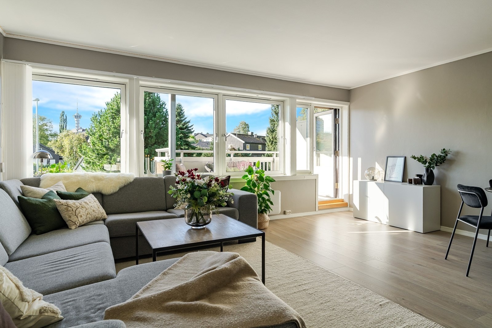 Velkommen til Fredrikke Qvams veg 27 A. En flott og lys 2-roms med usjenert beliggenhet i 2. etasje. Galleribilde