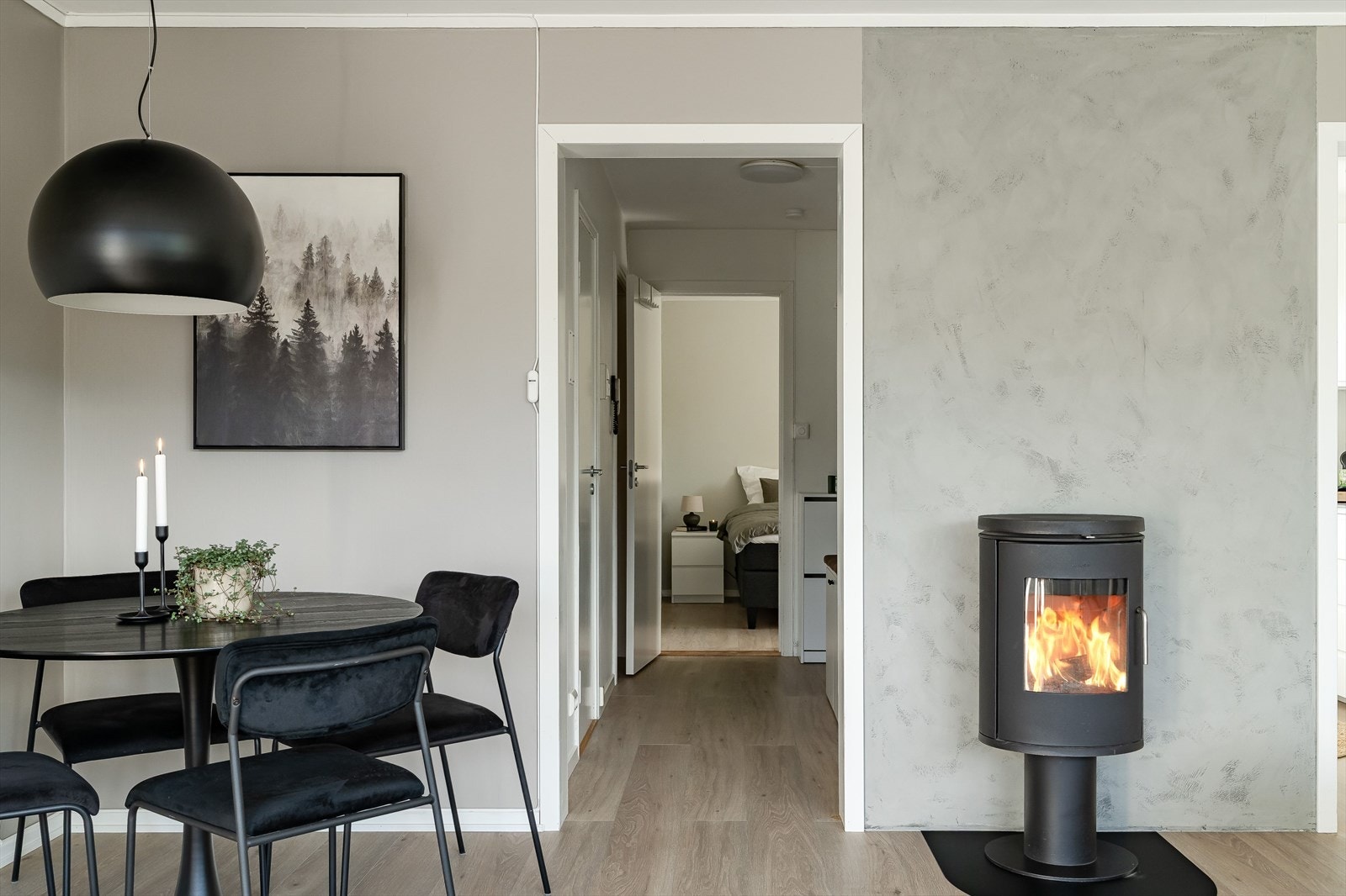 Leiligheten er malt i rolige, duse farger som bidrar til en helhetlig og harmonisk atmosfære. Galleribilde