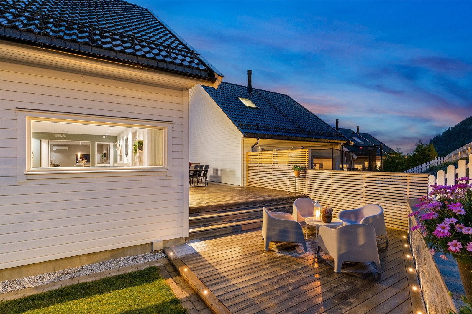 Uteområdet er ordentlig gjennomført med god planløsning og flere soner for både avslapping og sosiale sammenkomster - her får du virkelig utnyttet uterommet. Galleribilde