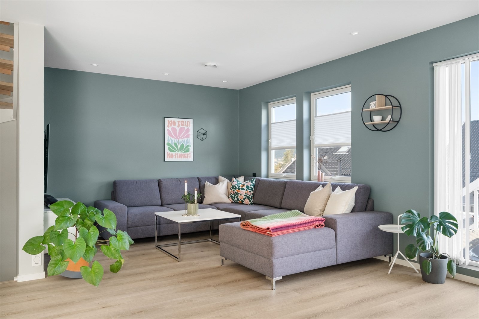 Oppholdsrommet har godt med gjennomlys fra vinduene og er på hele 60 kvm. Galleribilde