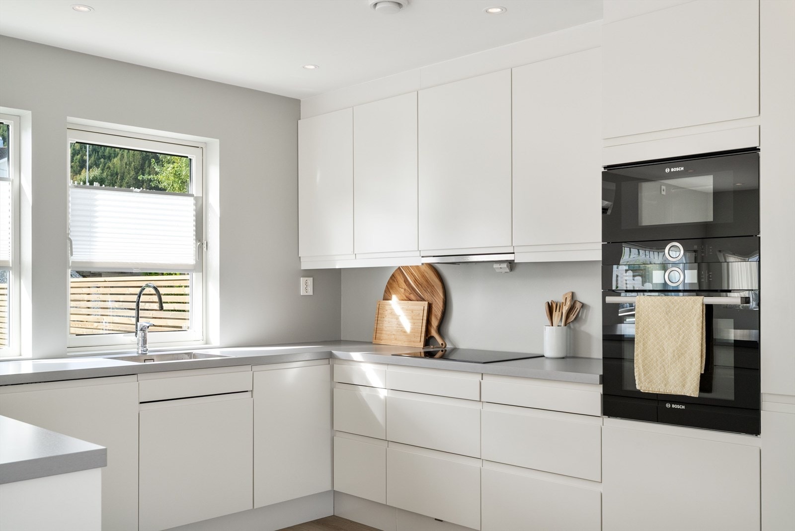 Kjøkkenet er smart og funksjonelt utnyttet, med praktiske skuffeseksjoner plassert flere steder i sokkelen for optimal oppbevaring og enkel tilgang. Galleribilde