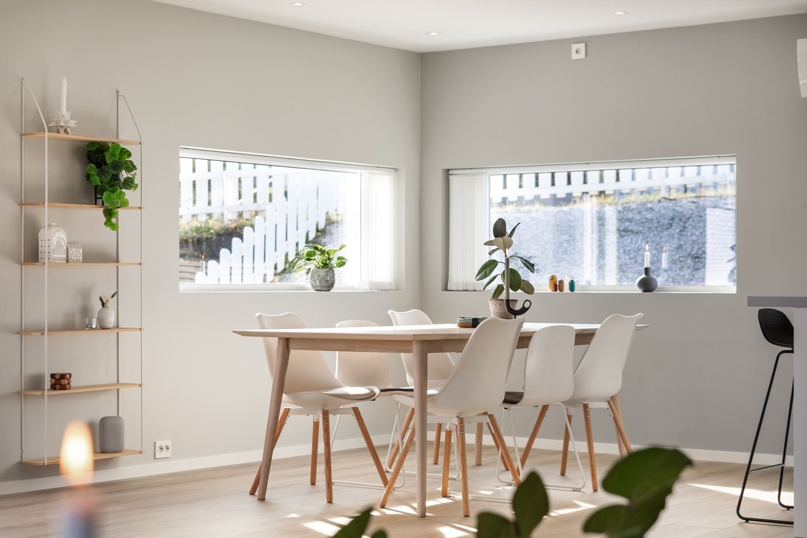 Her samles venner og familie for hyggelige måltider rundt et langbord. Galleribilde