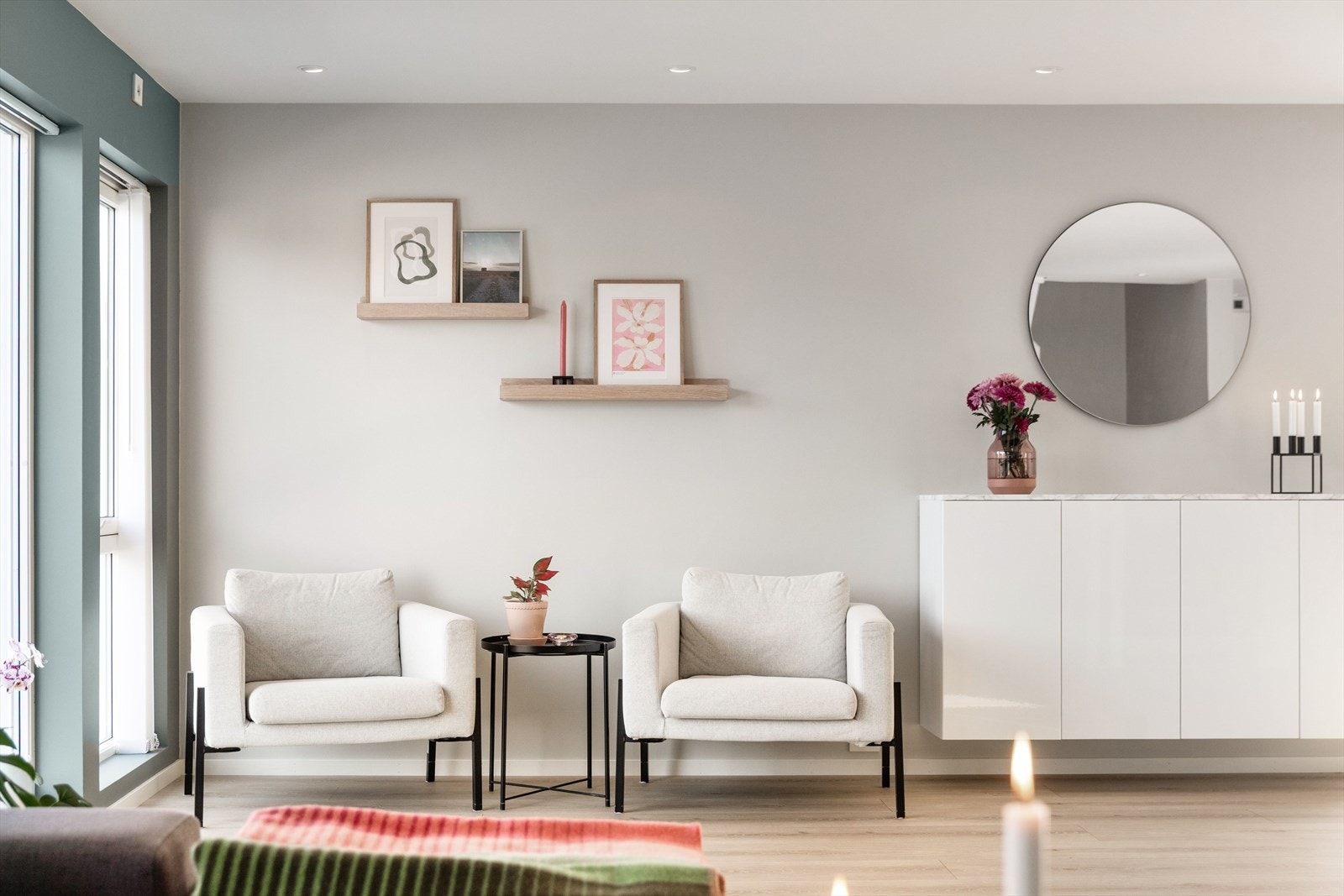 Hele boligen er oppmalt i moderne og tidsmessige fargekombinasjoner. Galleribilde