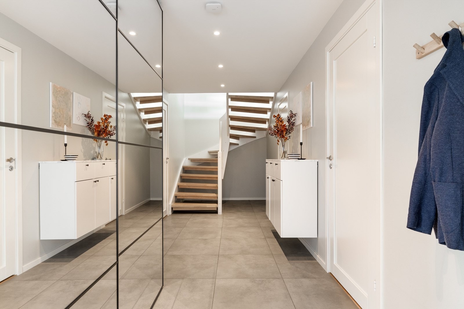 Entréen er innbydende og gir et godt førsteinntrykk av boligen. Galleribilde