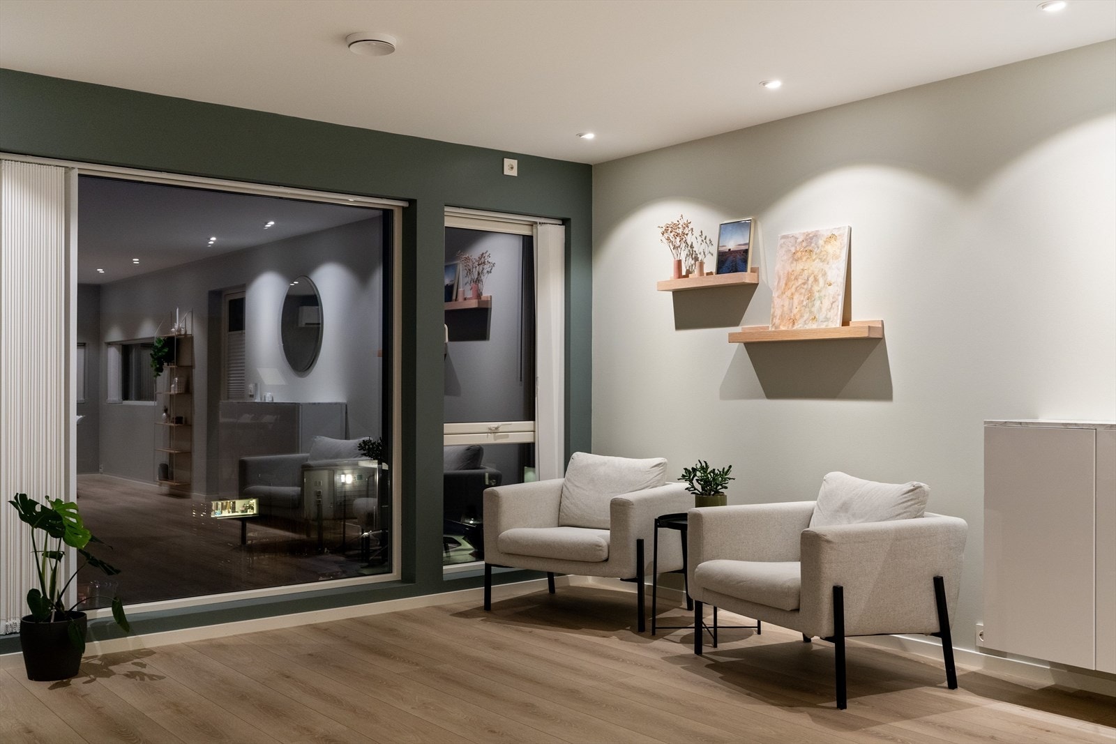 Det er montert downlights i taket på stue- og kjøkkensonen. Belysningen kan bl.a. fjernstyres via app på mobiltelefonen. Galleribilde