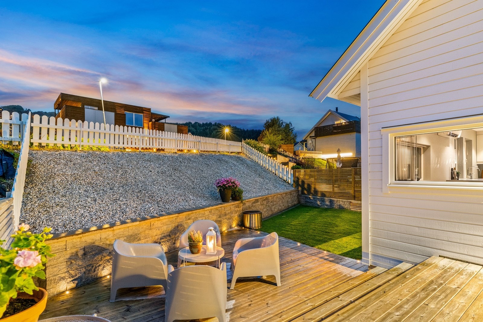 Her har du også en pent opparbeidet hage med plen og gode solforhold. Galleribilde