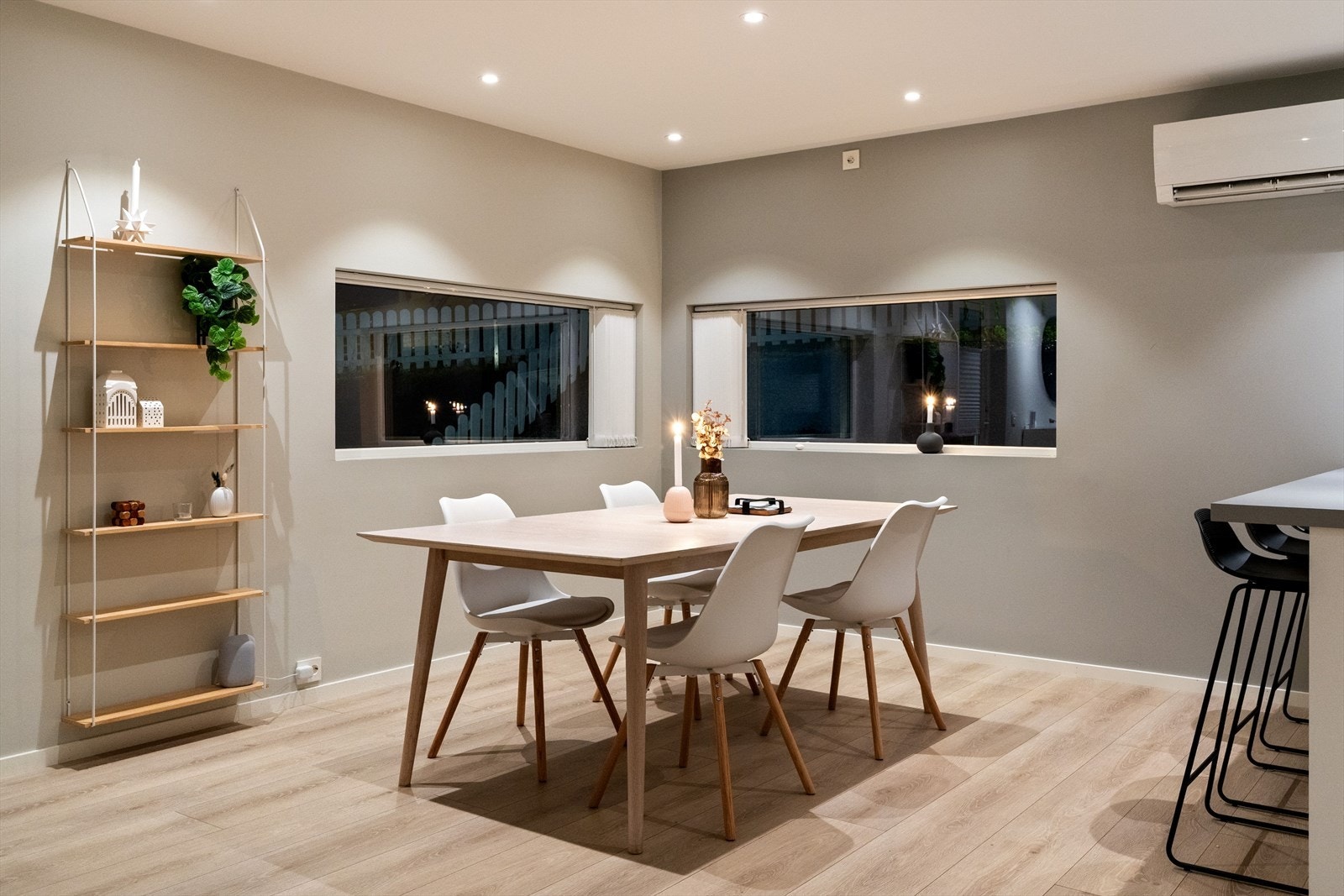 Huset har et stilrent 1-stavs gulv av høy kvalitet. Galleribilde