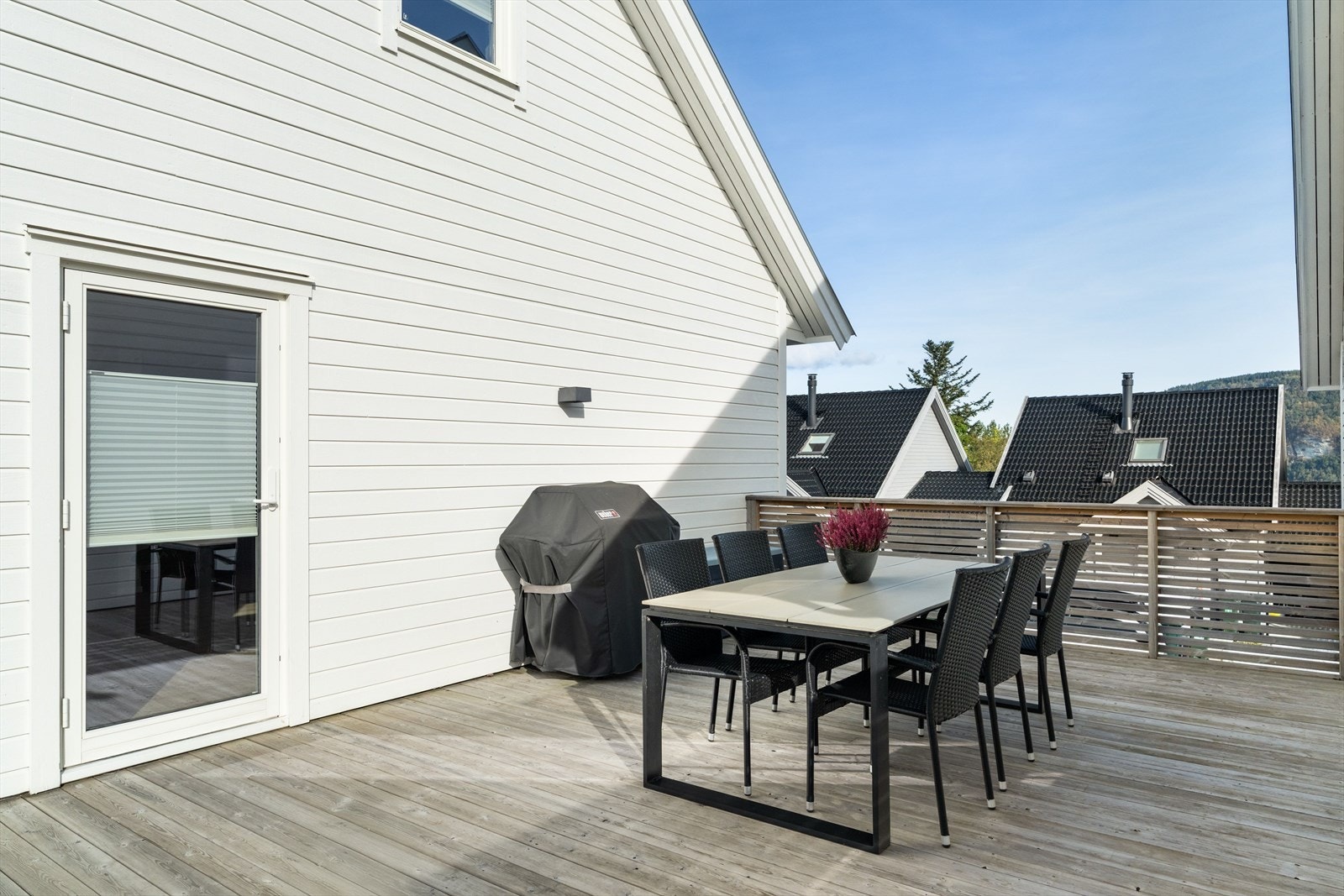 Det flotte uterommet innredes enkelt i ulike soner. Galleribilde