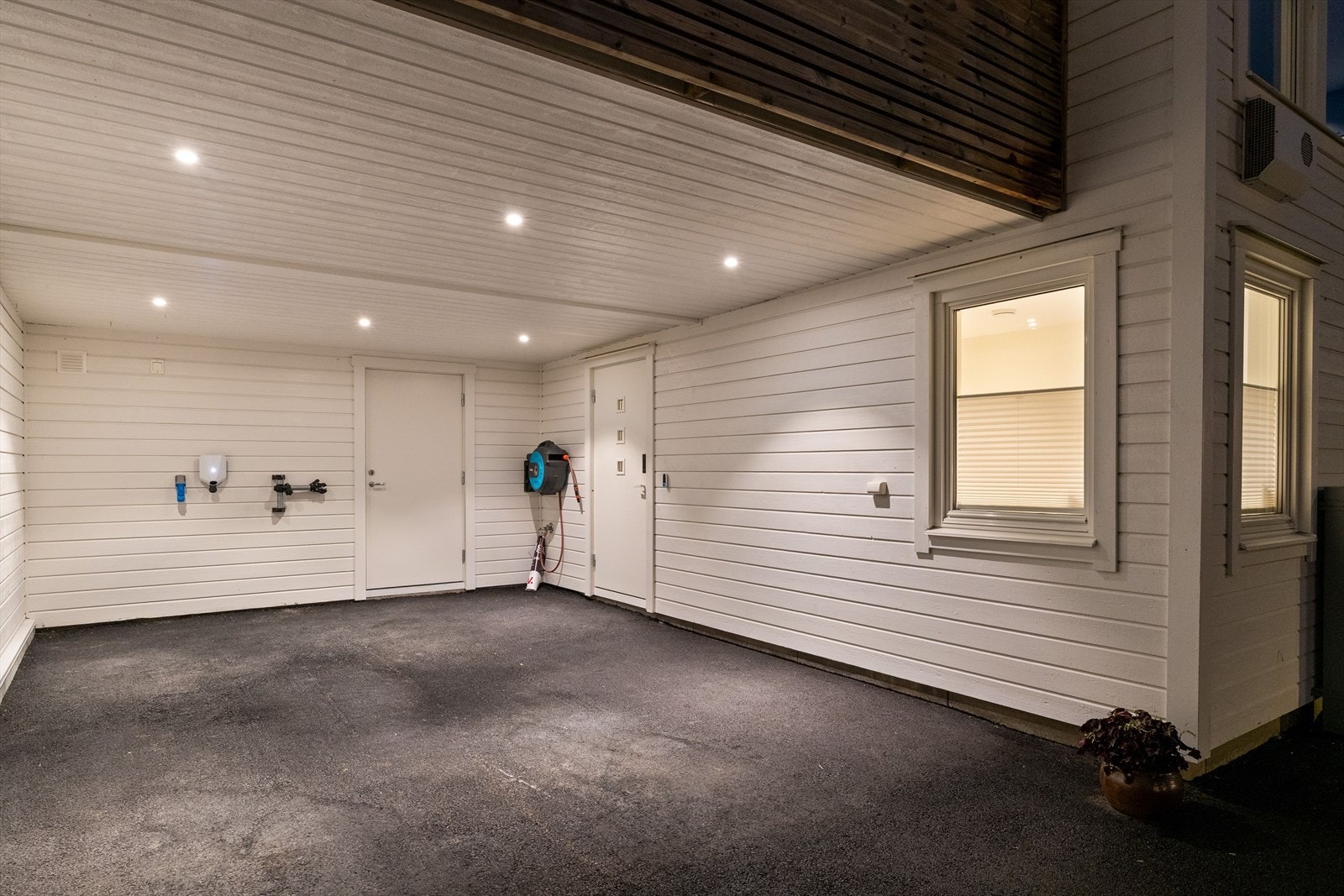 Eiendommen ligger i et landlig, sjønært og barnevennlig boligfelt, ca. 2,5 km fra Buvik sentrum i Skaun kommune. Galleribilde