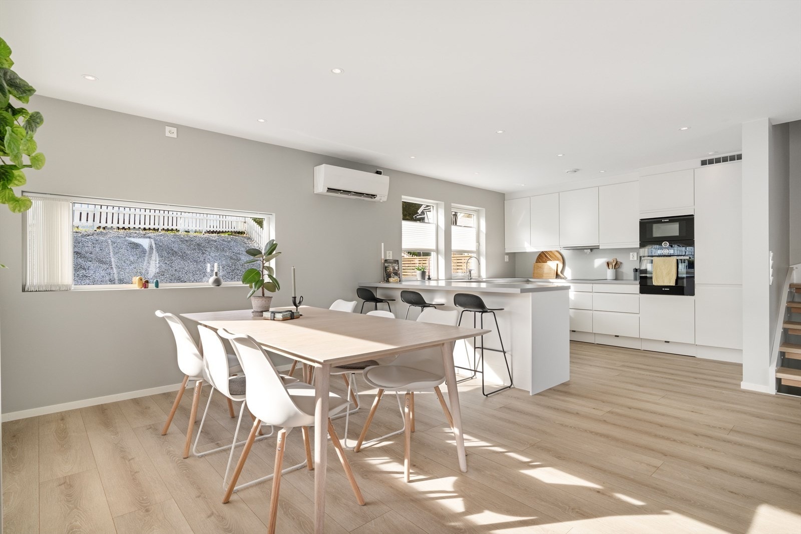 Kjøkkenet er stilrent og moderne, med god skapplass, en praktisk utforming og fine arbeidsforhold. Galleribilde