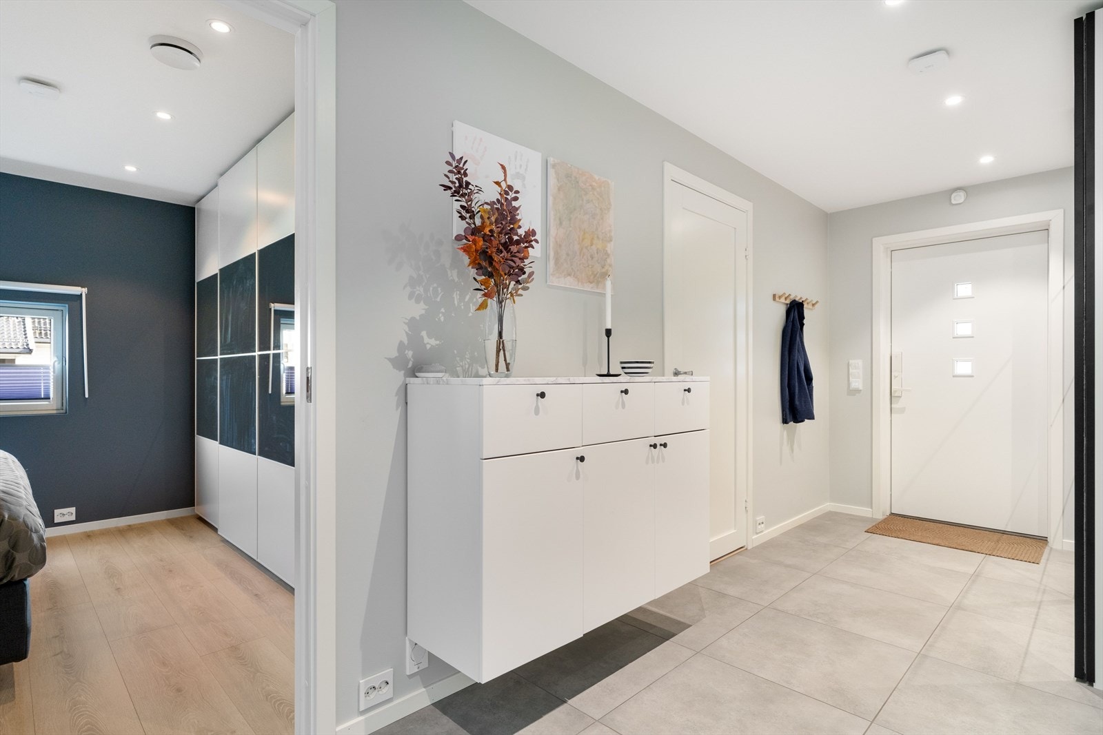 Videre innover er det adkomst til begge soverommene i etasjen. Galleribilde