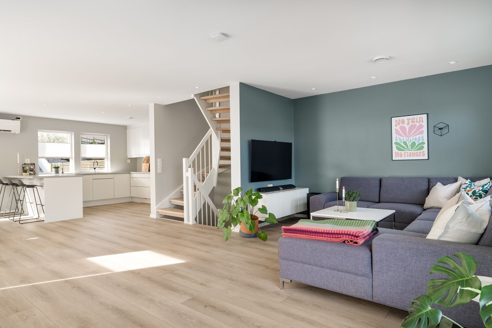 Innvendig har boligen en moderne utforming og et delikat, nordisk uttrykk. Galleribilde