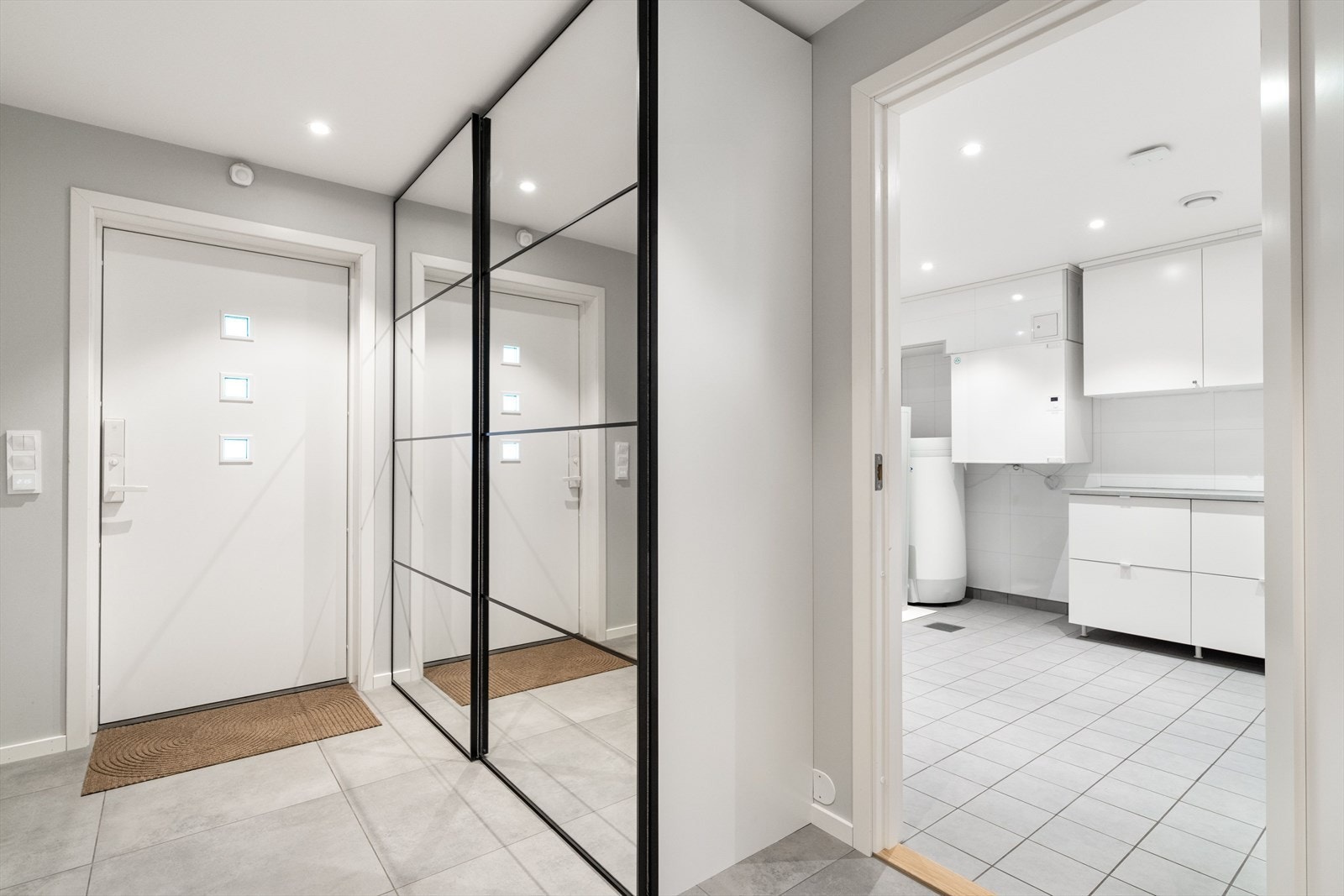 Entreen er romslig og det er etablert en praktisk skyvedørsgarderobe. Galleribilde