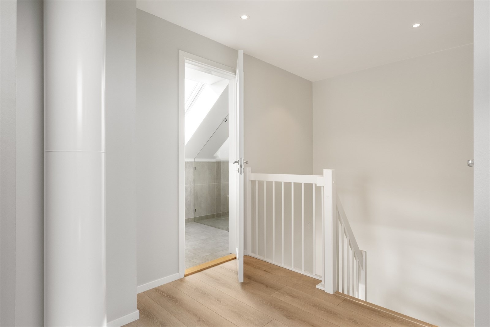 I boligens toppetasje finner man en loftstue, et soverom, et bad og en bod. Galleribilde