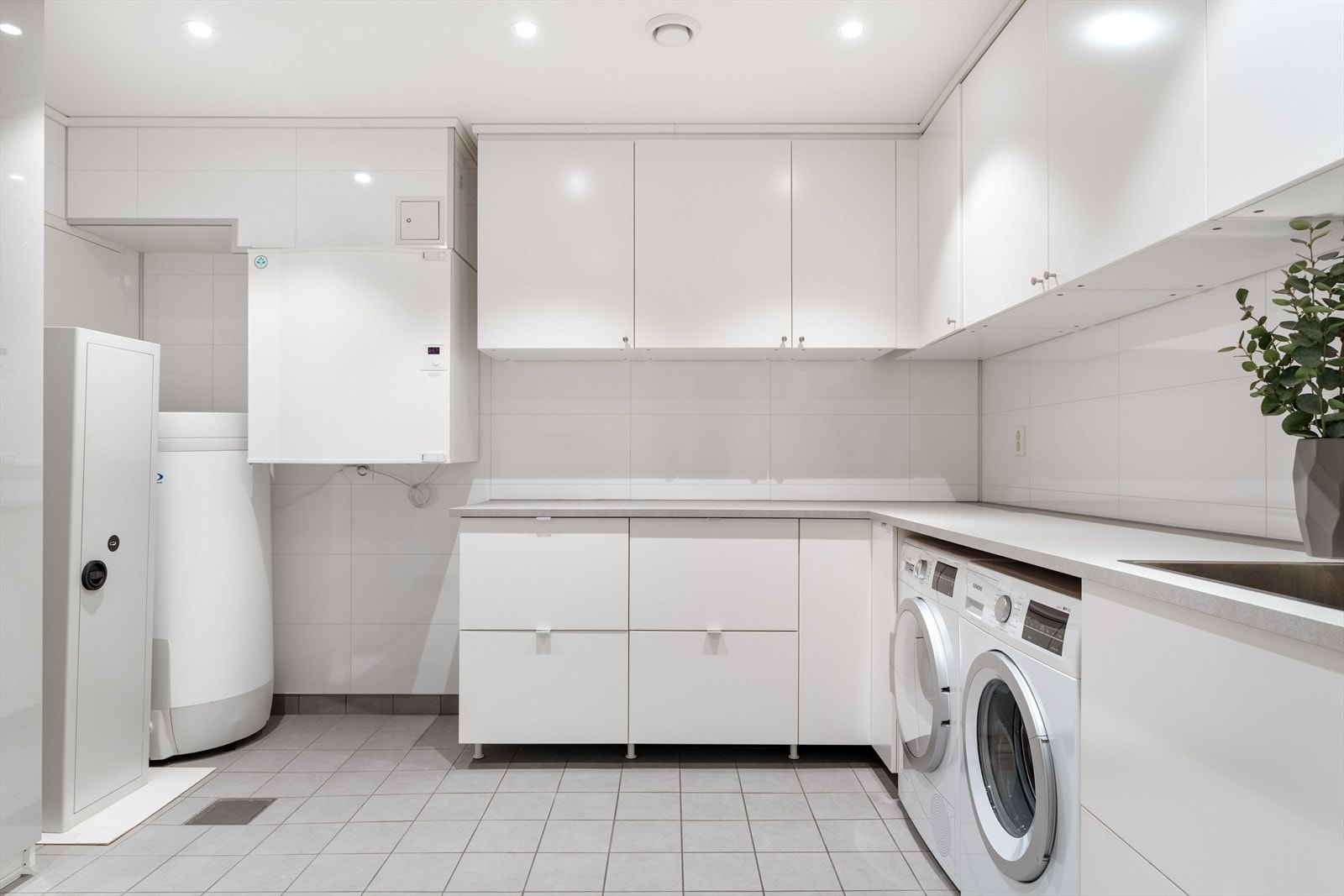 I tilknytning til entréen finner man et stort og praktisk vaskerom. Galleribilde