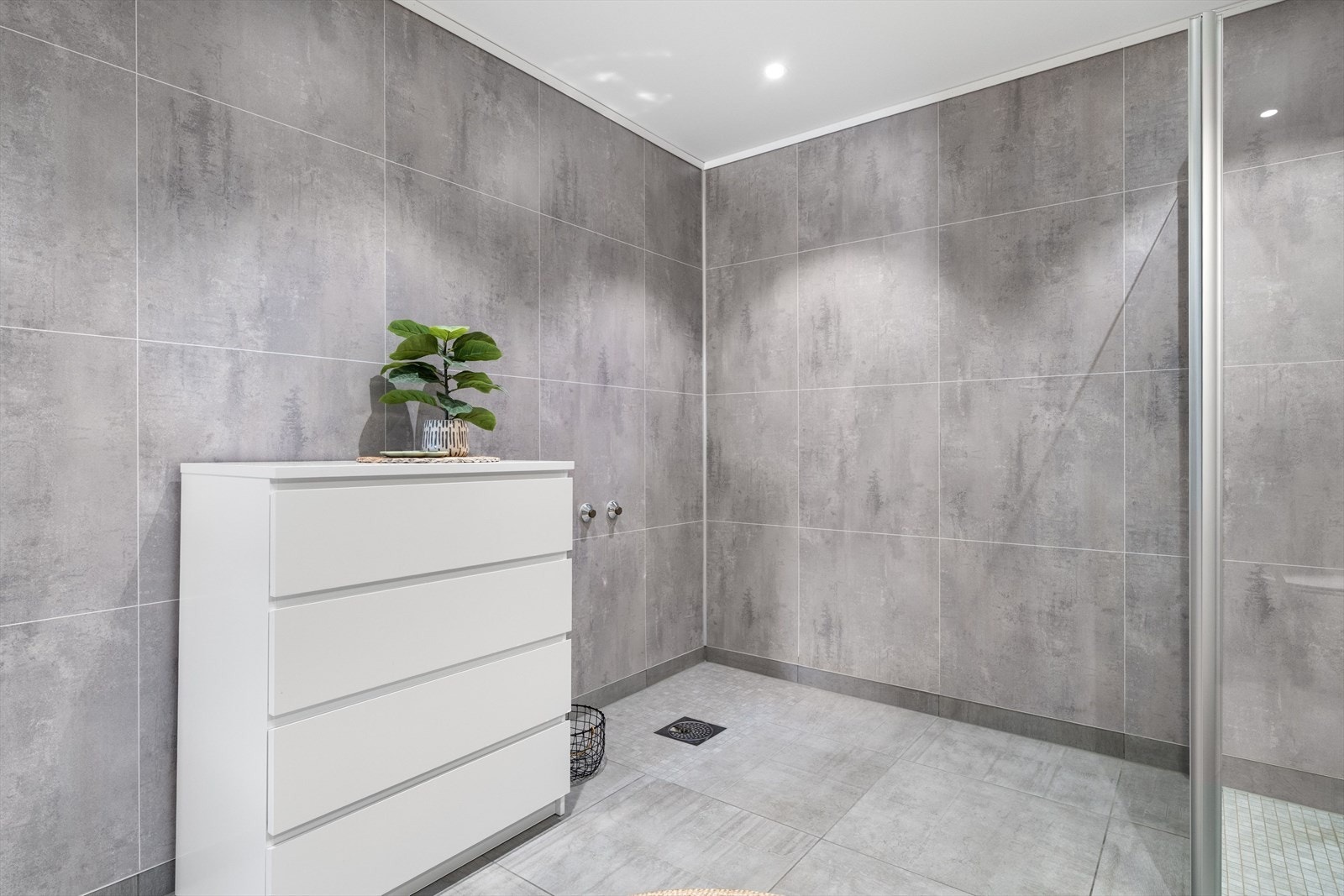 Badet i første etasje er utstyrt med toalett, innfellbare dusjdører og innredning med god oppbevaringsplass. Det er også klargjort for montering av badekar. Galleribilde