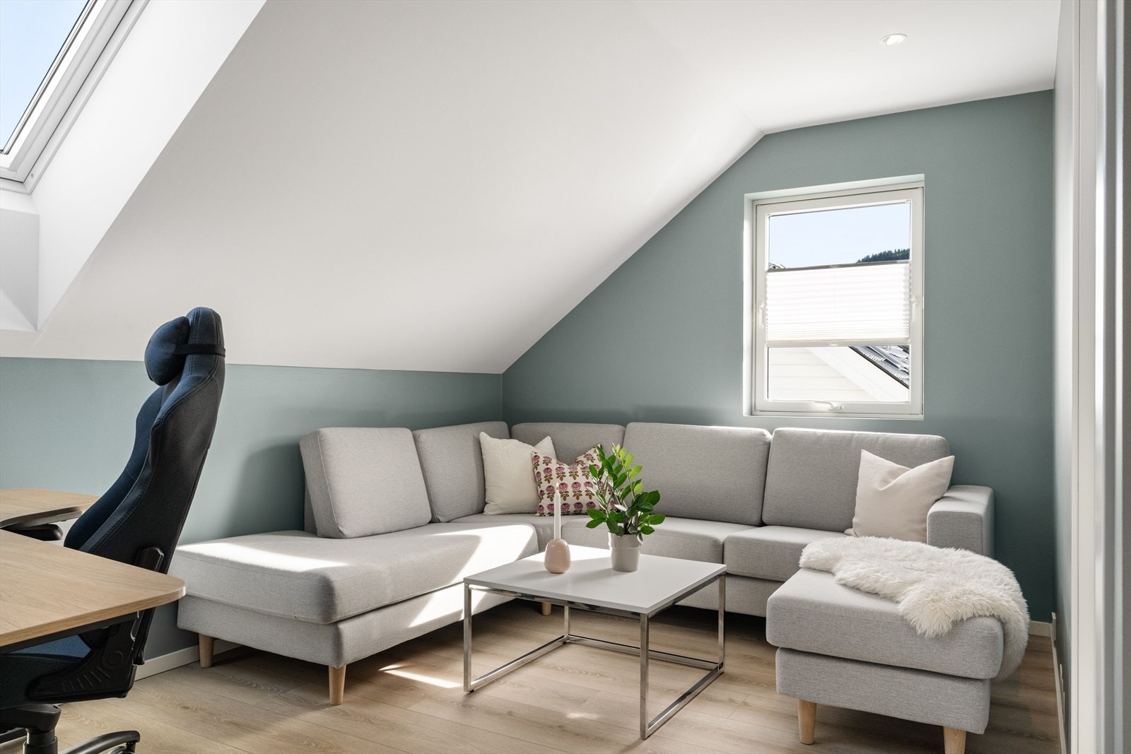 Loftstuen gir et ekstra rom for lek, vennebesøk og avslapping. Galleribilde