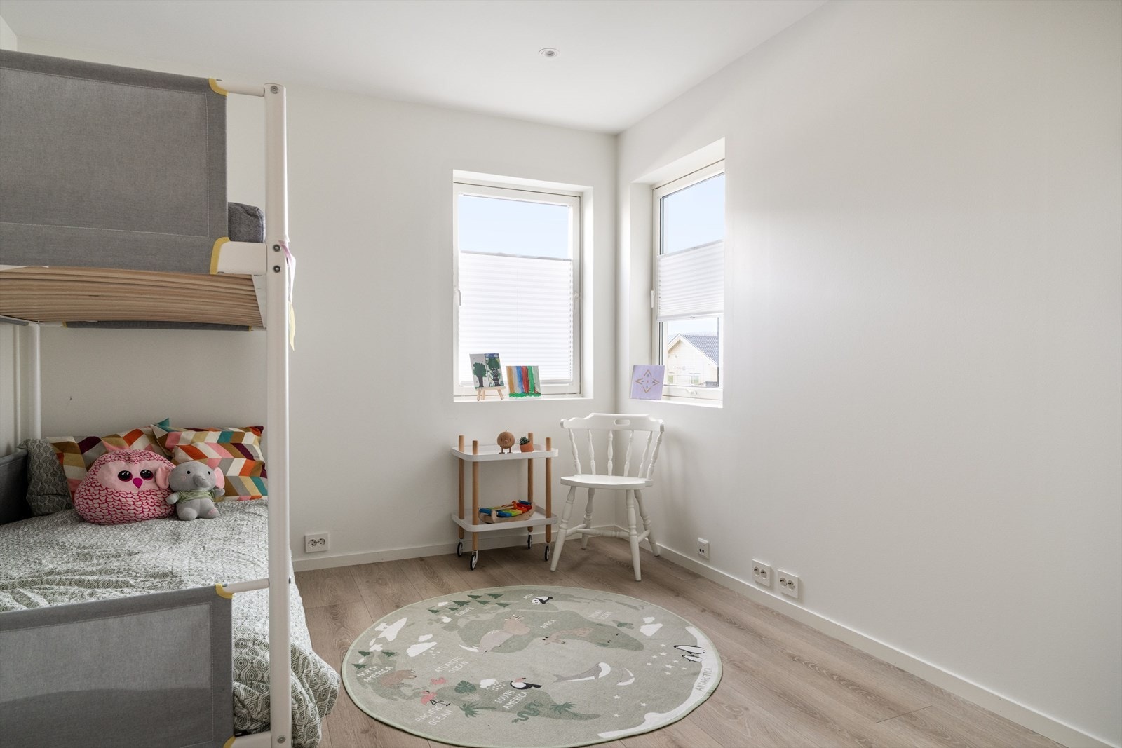 Soverommene i underetasjen er på henholdsvis ca. 12 og 9,5 kvm. Galleribilde