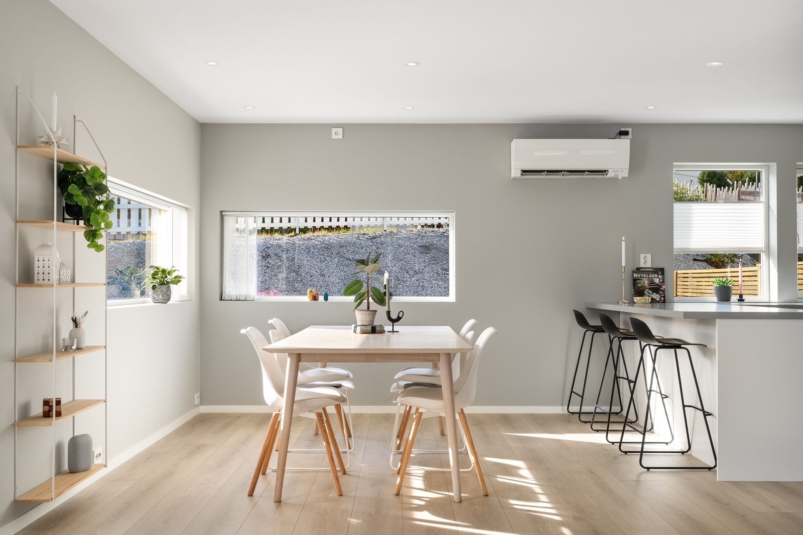 Det er etablert en varmepumpe i boligen, noe som gir et behagelig inneklima. Brannvarselsanlegget kan også styres sentralt via mobiltelefonen, så du har full kontroll på sikkerheten. Galleribilde