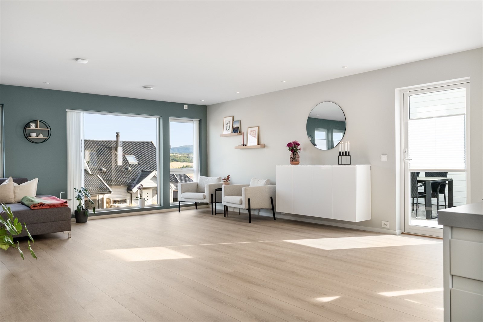 Fra allrommet har man adkomst til en flott terrasse på ca. 39 kvm. Galleribilde