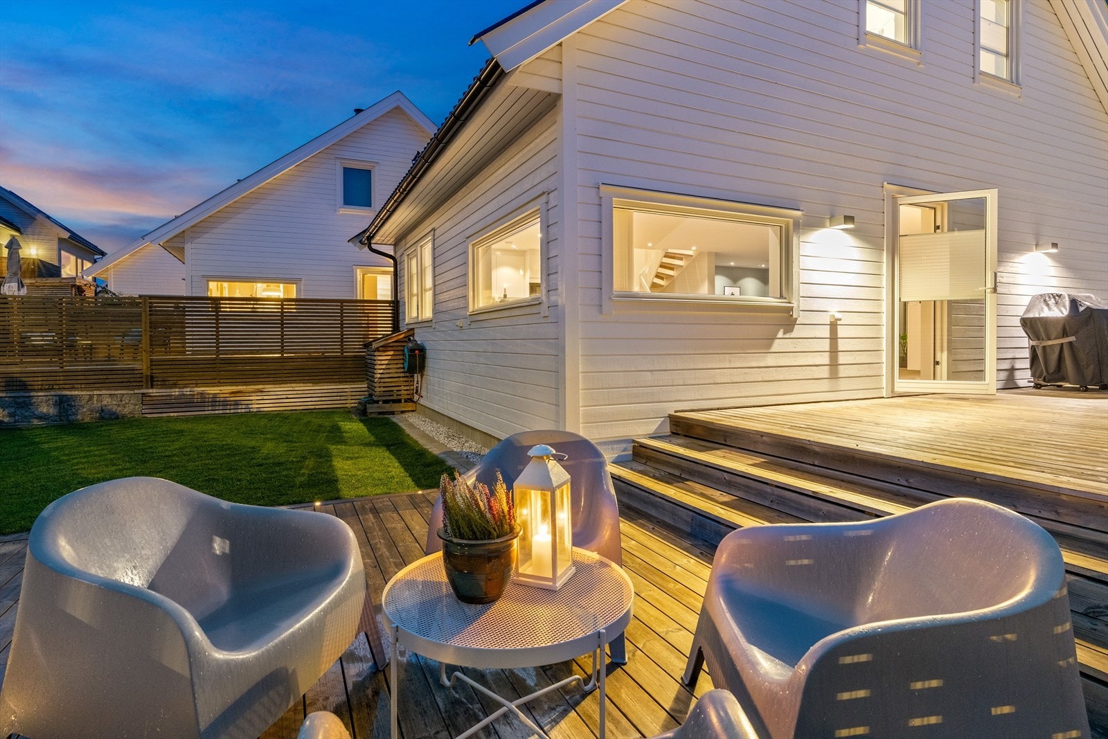 Eiendommen er lettstelt og har gjennomgått omfattende oppgraderinger og forbedringer siden byggeåret, noe som gir deg et moderne og innflyttingsklart hjem. Galleribilde