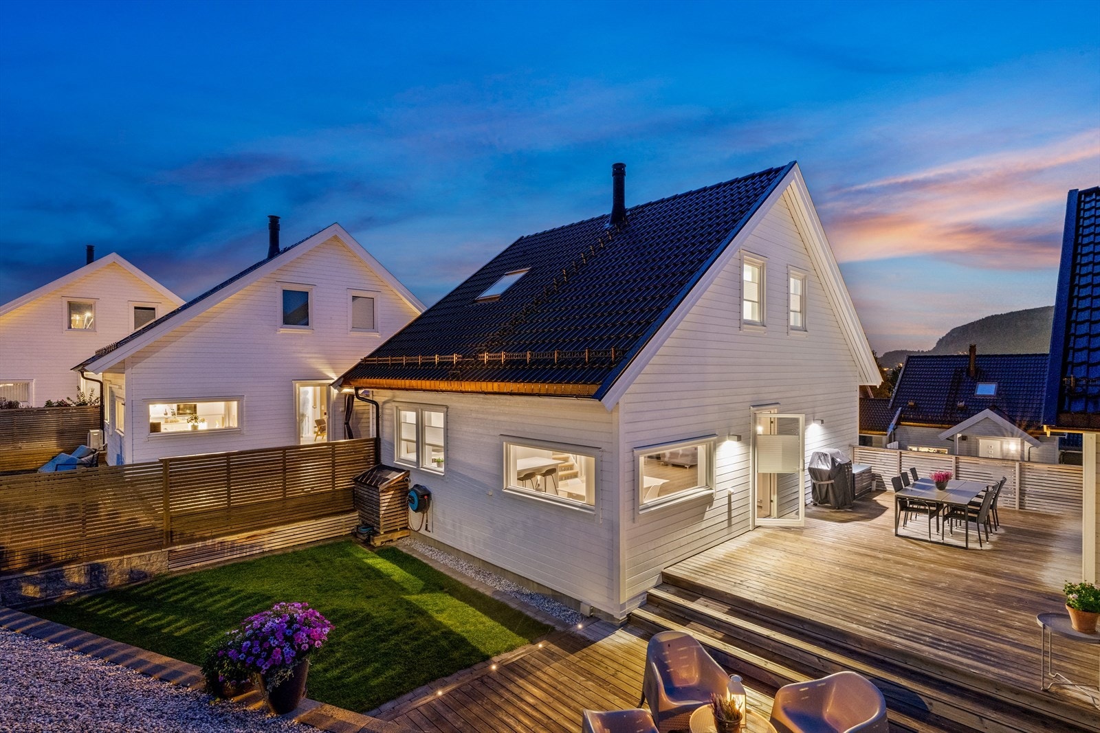 Aktiv Eiendomsmegling v/ Marius Kvalvik har gleden av å presentere Hammergjerdet 7 i Buvika - en flott enebolig i kjede fra 2017 med carport. Galleribilde