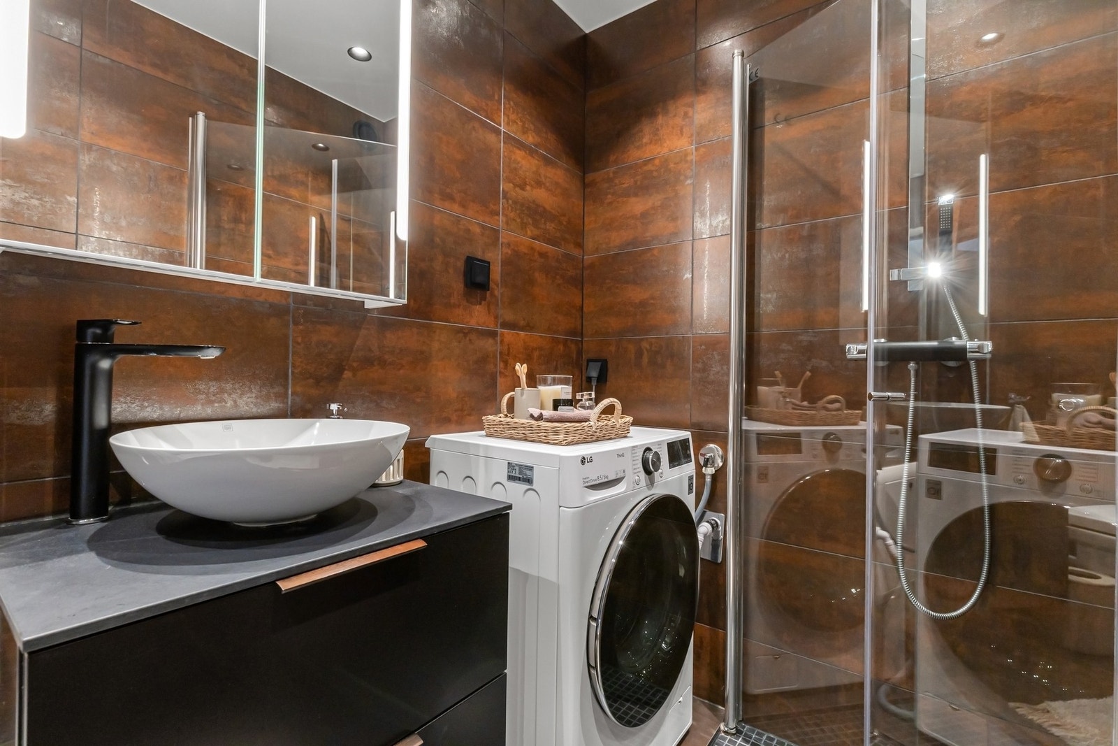 Flislagt baderom med opplegg for vaskemaskin Galleribilde