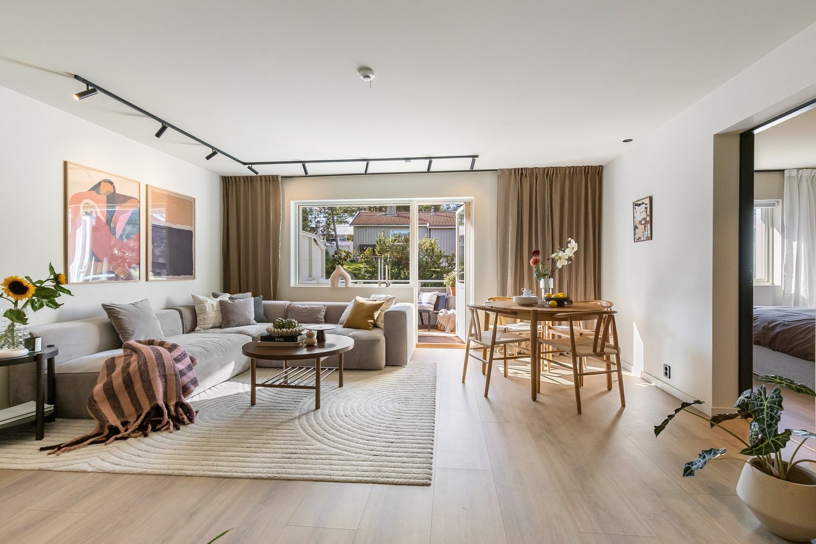 Leiligheten har gulvvarme i alle rom. Det er montert smarthusløsning for betjening av lys og varme Galleribilde