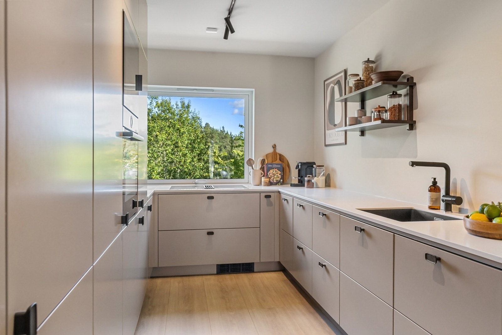 Moderne kjøkkeninnredning fra Epoq ble montert i 2022 Galleribilde