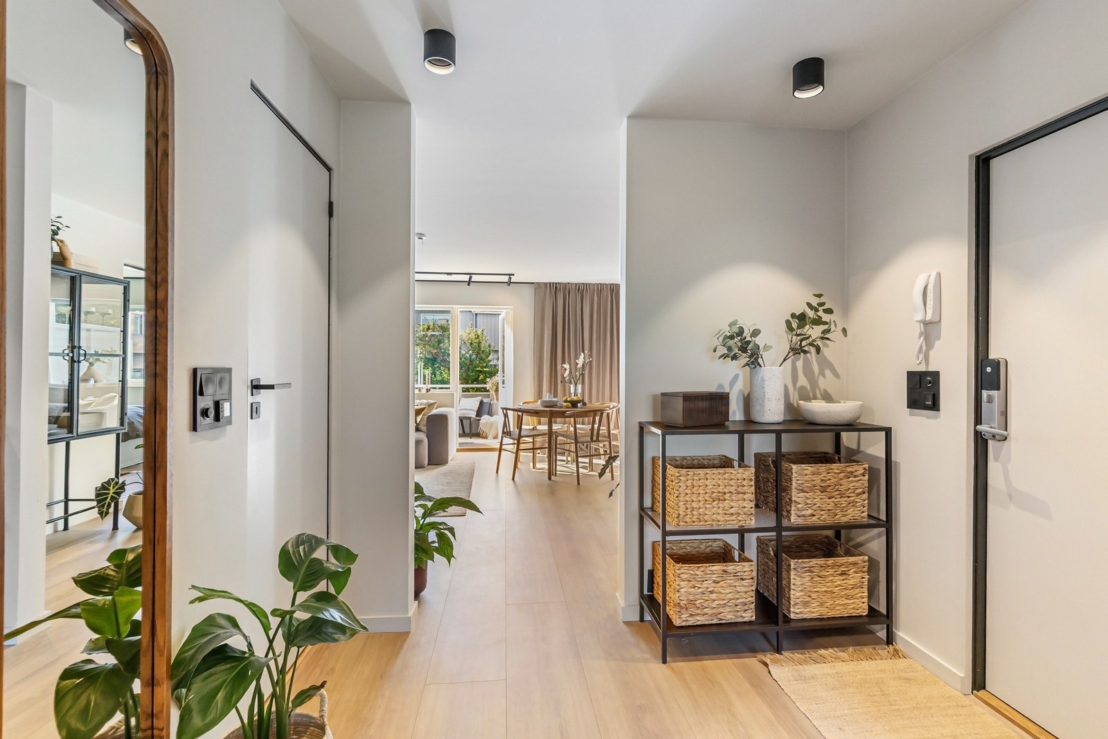 Leiligheten gjennomgikk omfattende oppussing i 2022 og holder en gjennomgående moderne standard Galleribilde