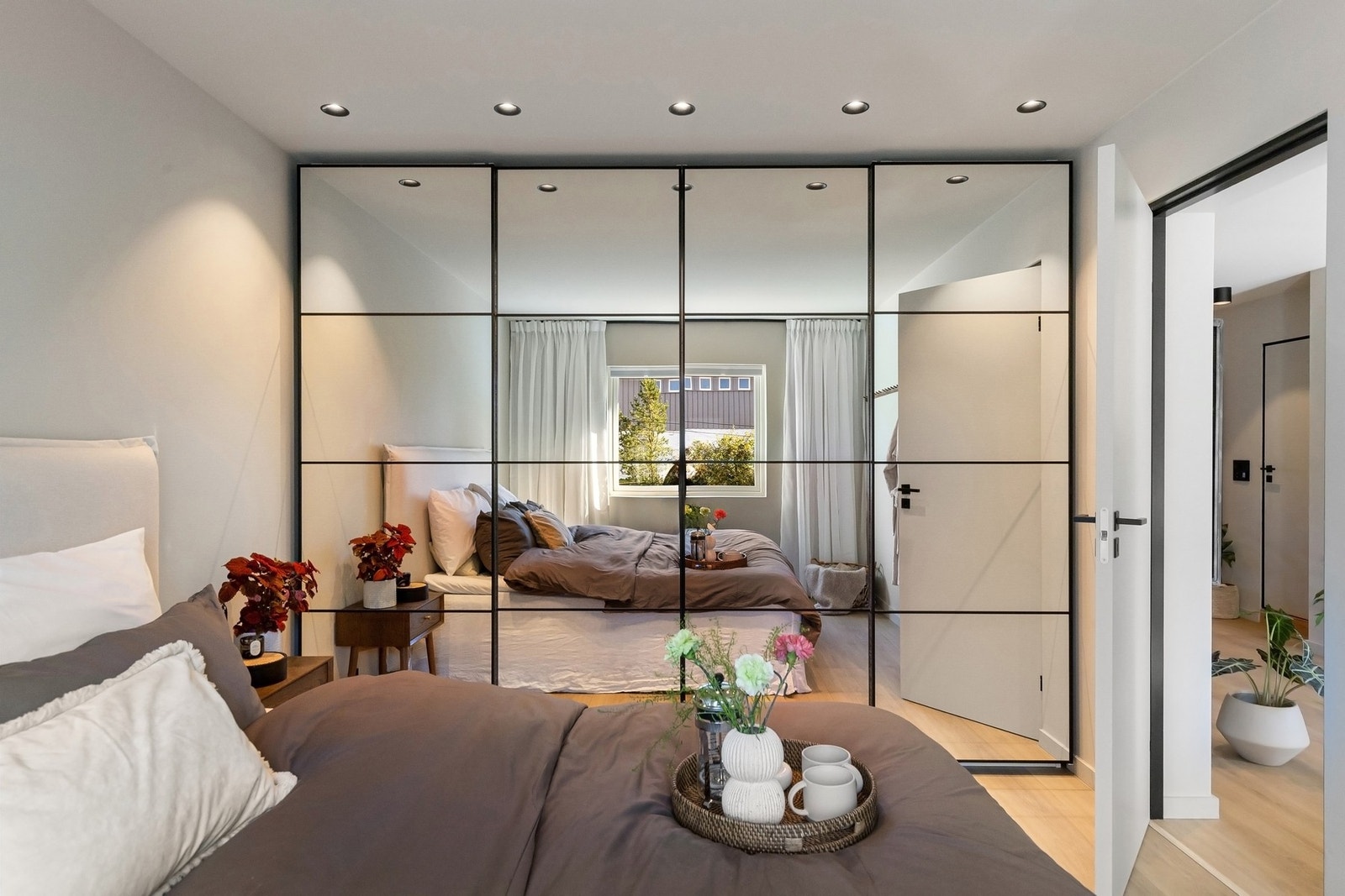 Stor skyvegarderobe Galleribilde