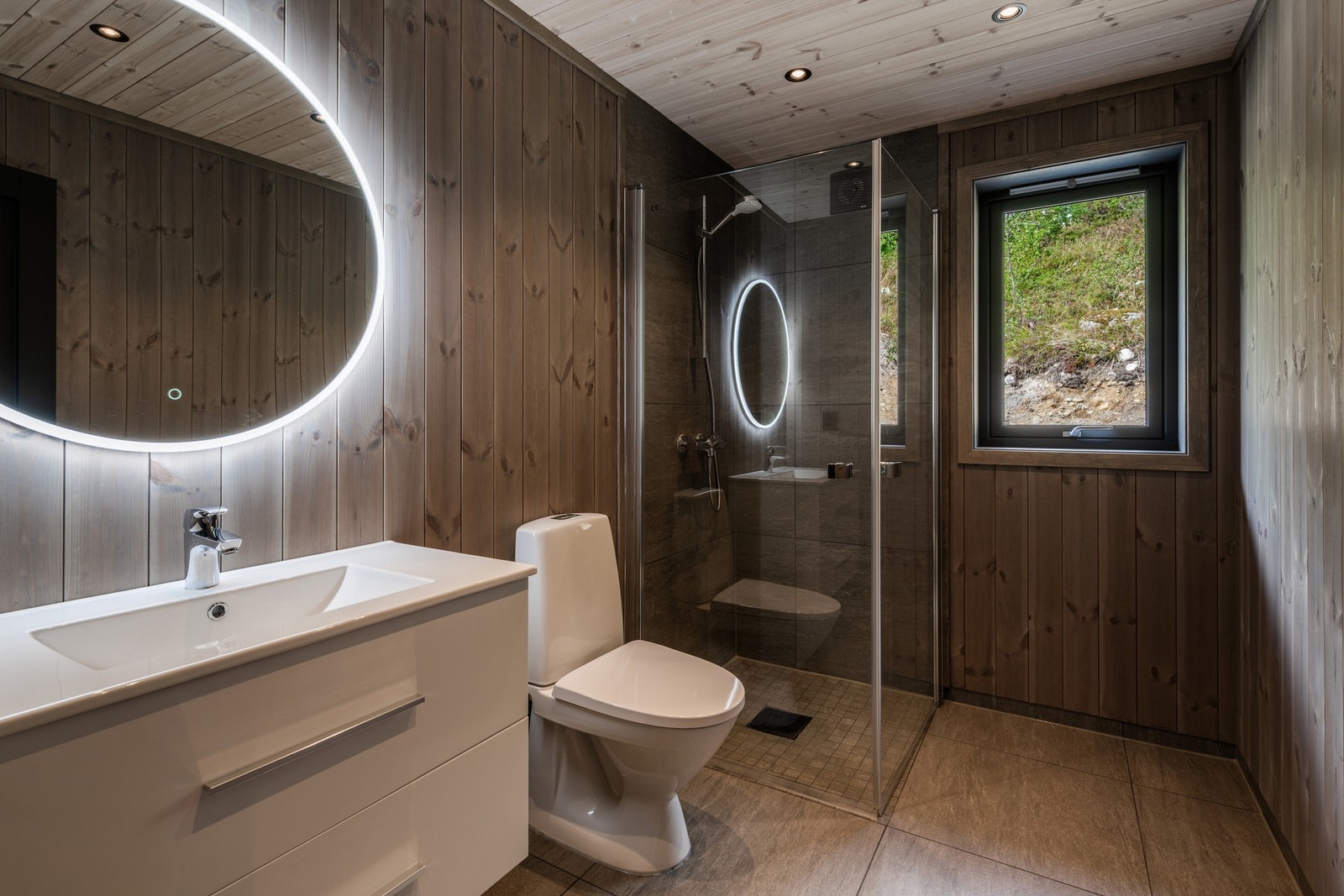 Hytta har to bad. Bad 1. Galleribilde